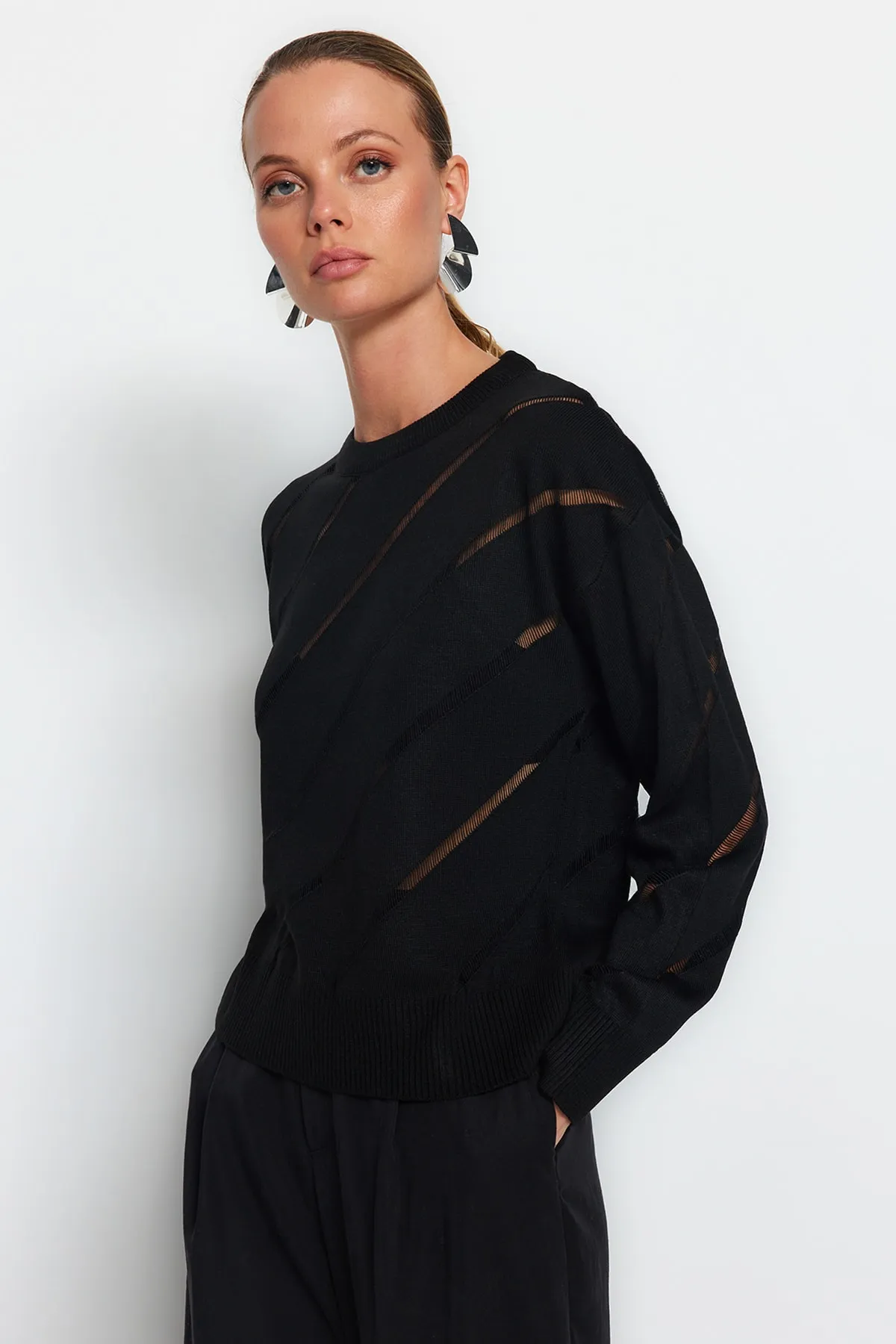 Trendyol Collection  Schwarzer Strickpullover mit Lochmuster TWOAW24KZ00157