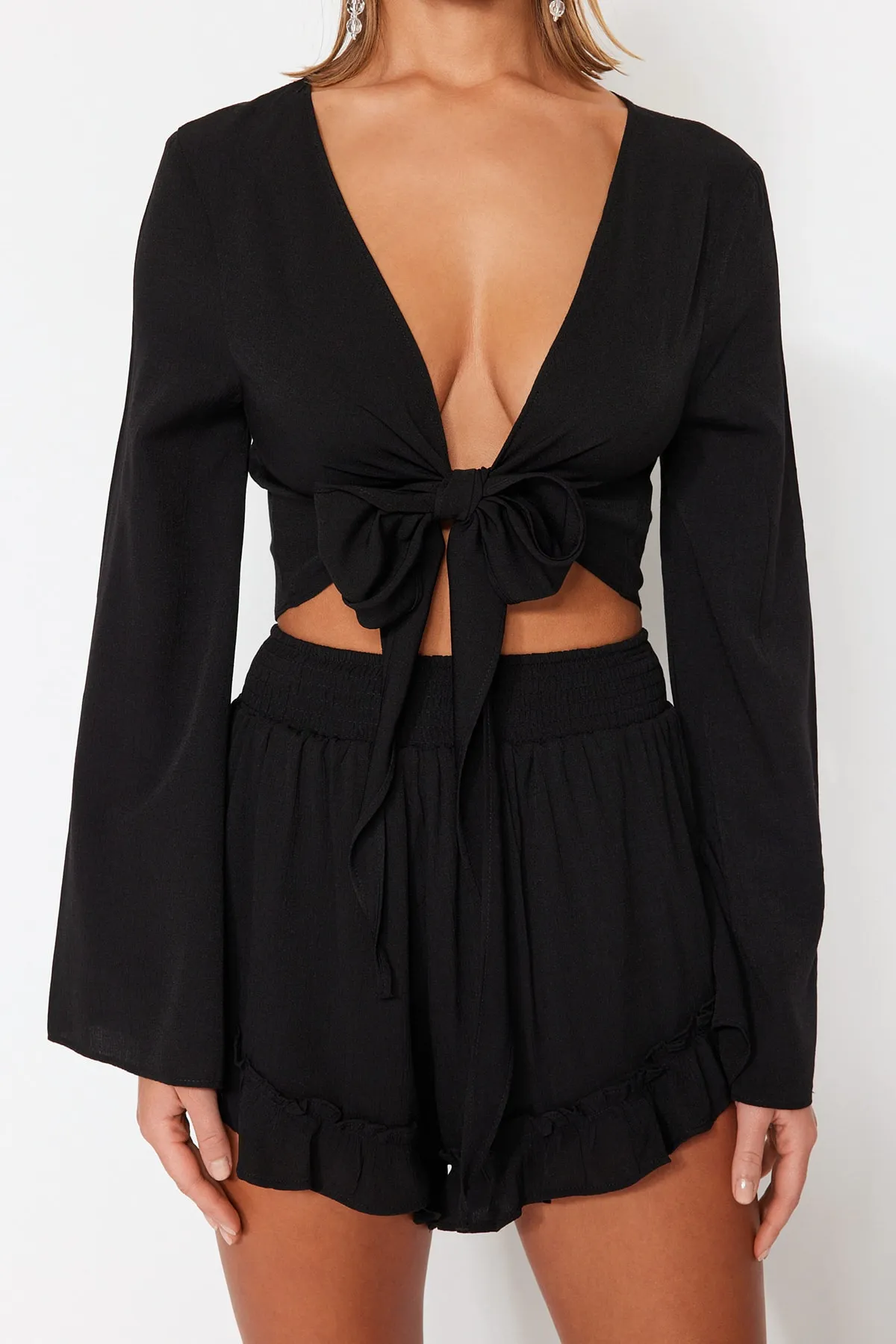 Trendyol Collection  Schwarzes Set aus gewebter Rüschenbluse und Shorts TBESS23AU00027