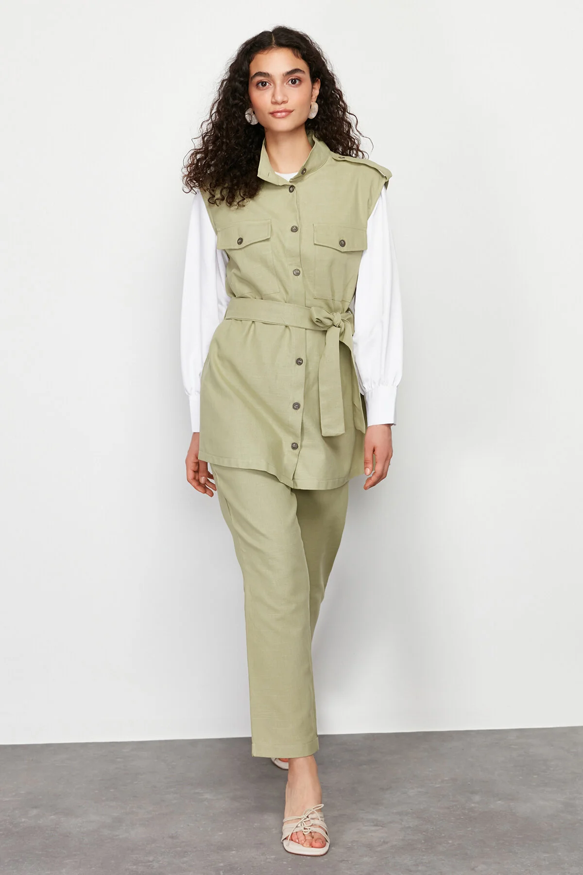 Trendyol Modest  Khakifarbenes Set mit Safari-Gabardine-Weste, Hose, Oberteil und Unterteil und Taschendetails TCTSS24US00034