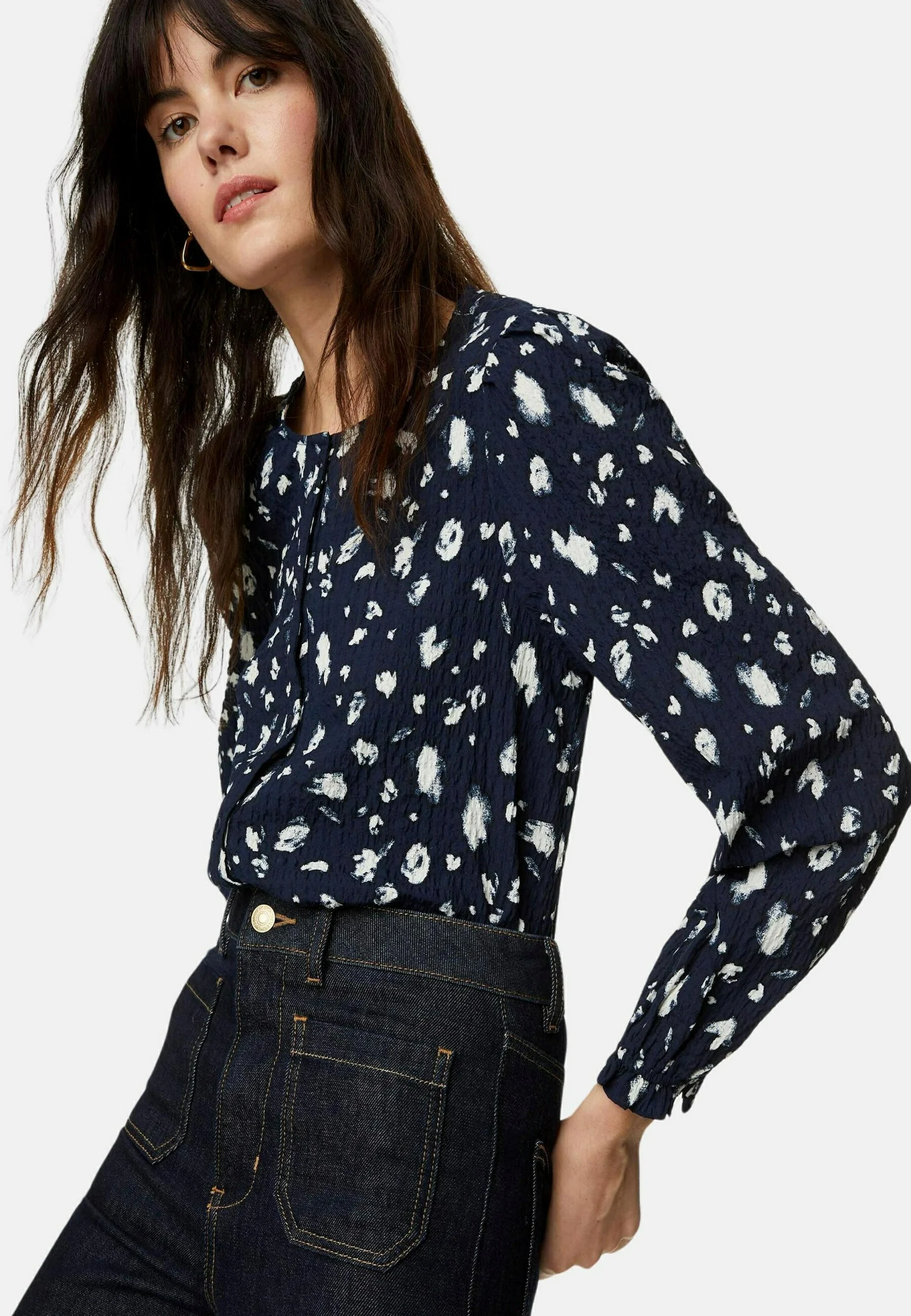 Blusa con botones texturizados y estampados de Marks & Spencer