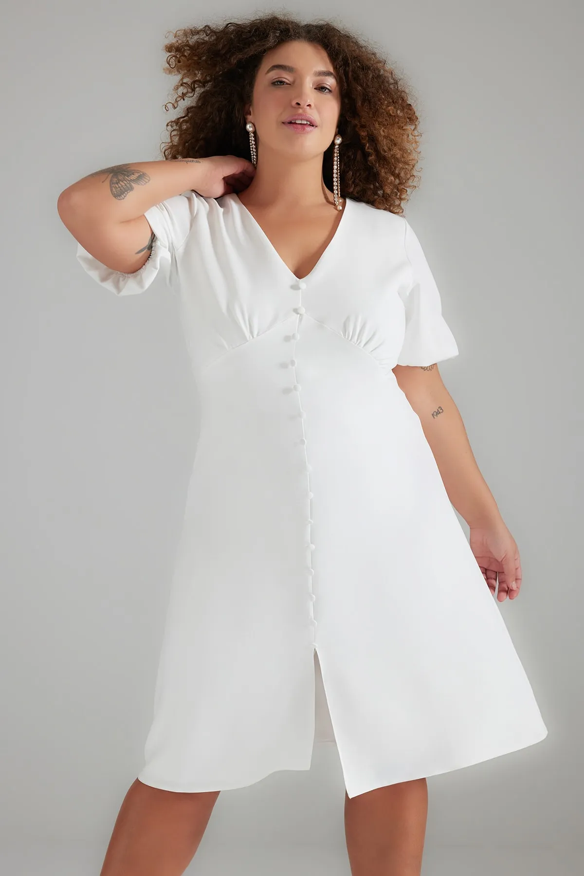 Trendyol Curve  Weißes gewebtes Braut-Midikleid mit Knopfdetail TBBSS23AH00220