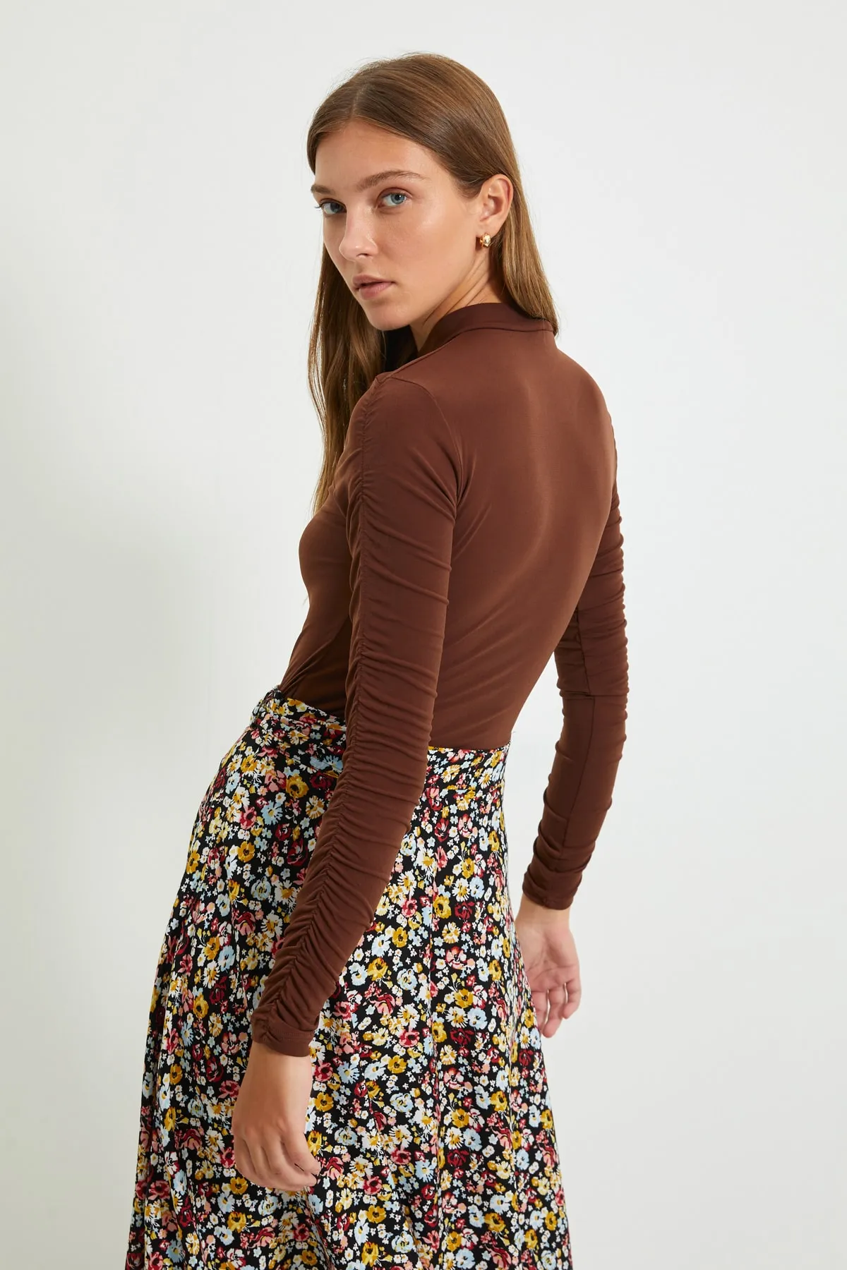 Trendyol Collection  Brauner, schmaler Stretch-Strickbody mit Raffung und Druckknöpfen TWOAW20BD0052