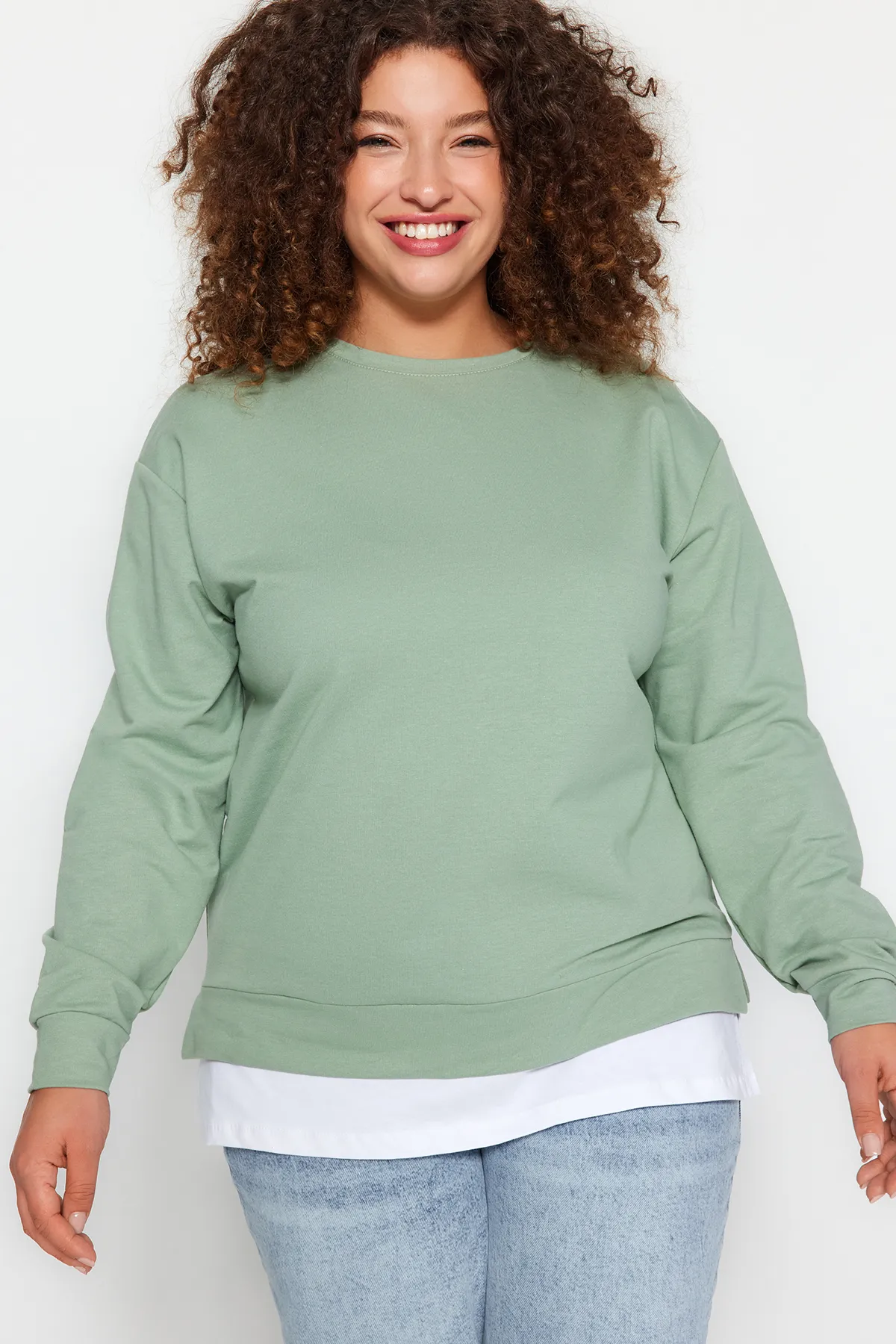 Trendyol Curve  Grünes Entfernen des unteren T-Shirt-Looks, dünnes gestricktes Sweatshirt TBBAW23AO00024