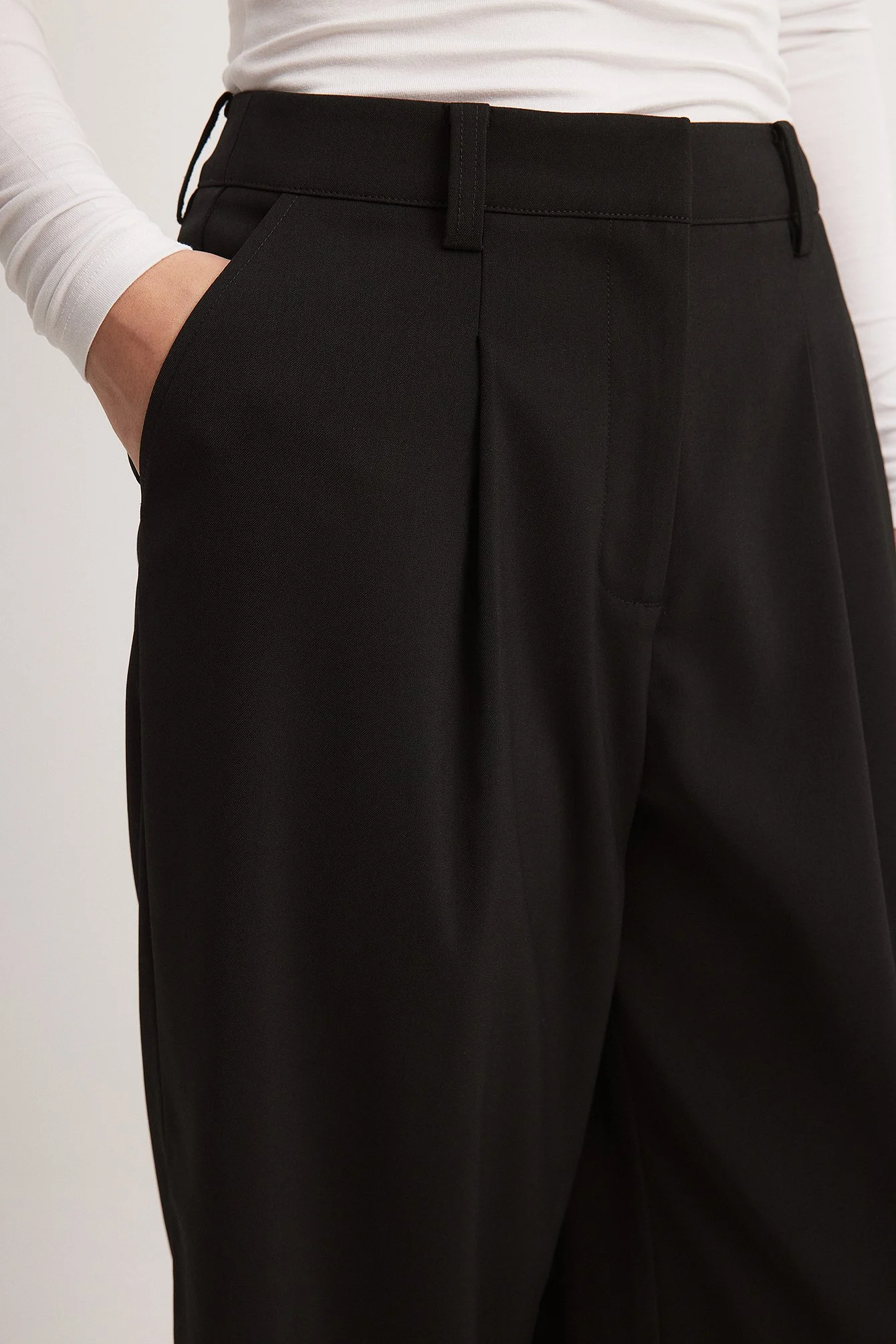Spitz zulaufende Anzughose mit hoher Taille