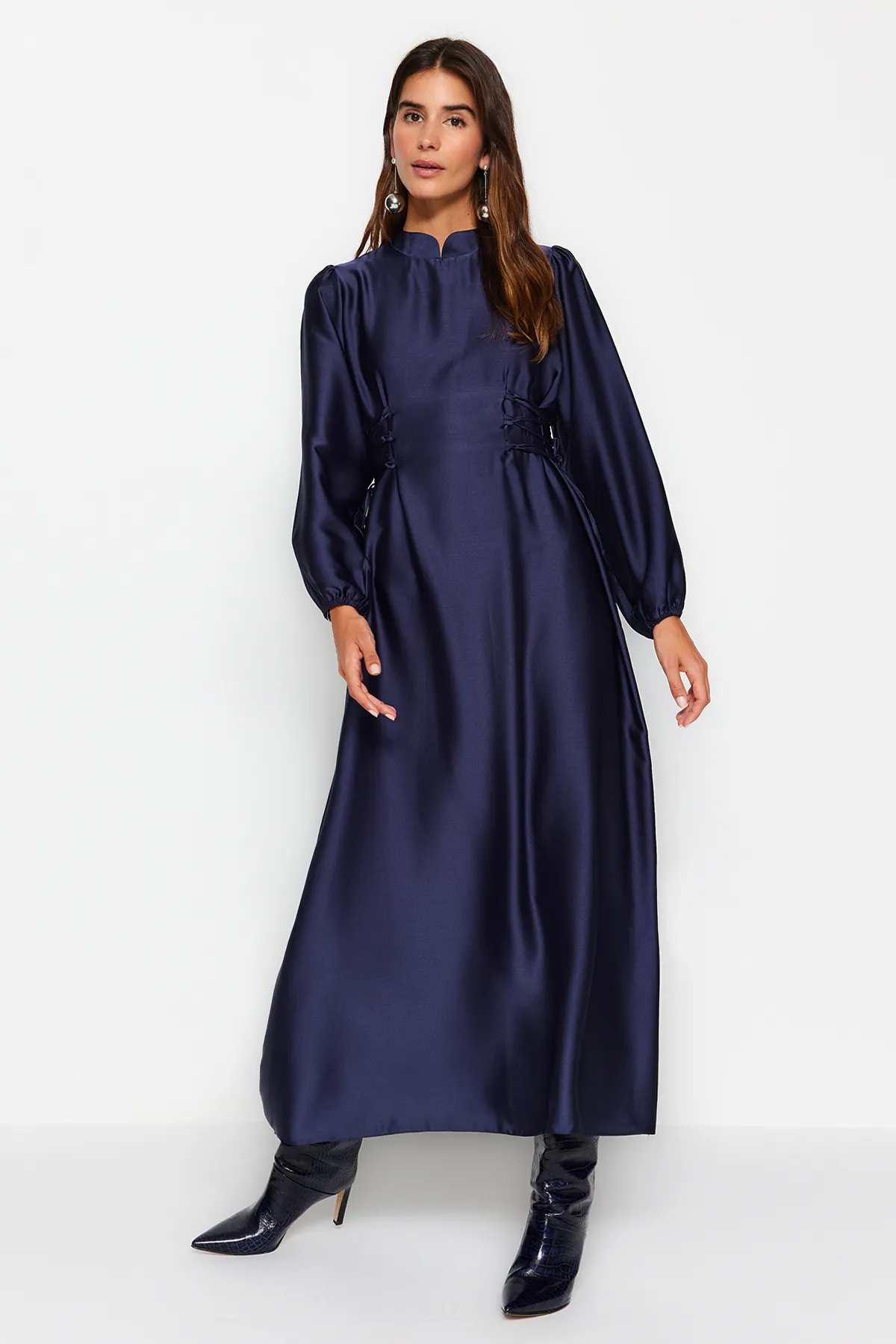 Trendyol Modest  Marineblaues Abendkleid aus Satin mit Taillengürtel TCTSS23DB00037