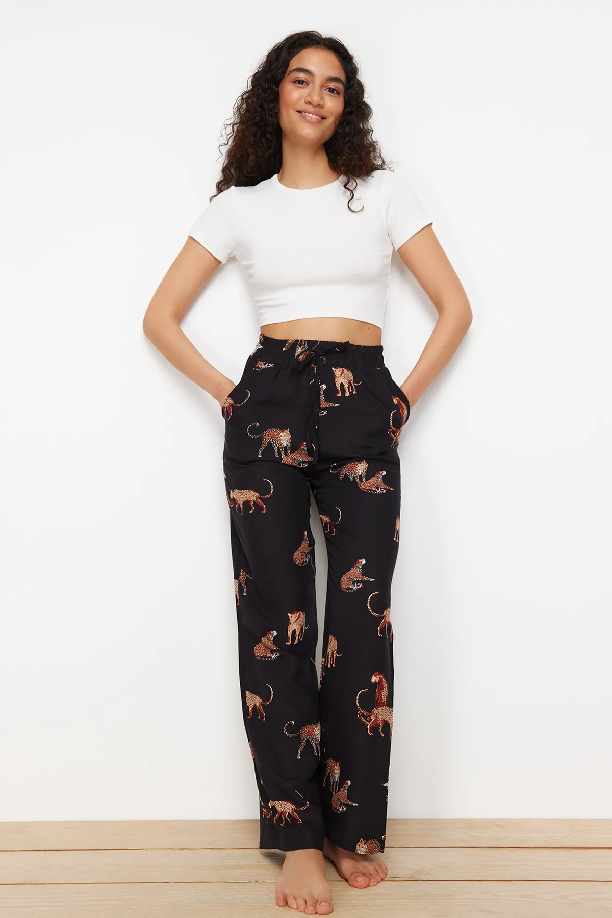Trendyol Collection  Schwarze Pyjamahose aus Viskosegewebe mit Tiermuster THMSS24PJ00031