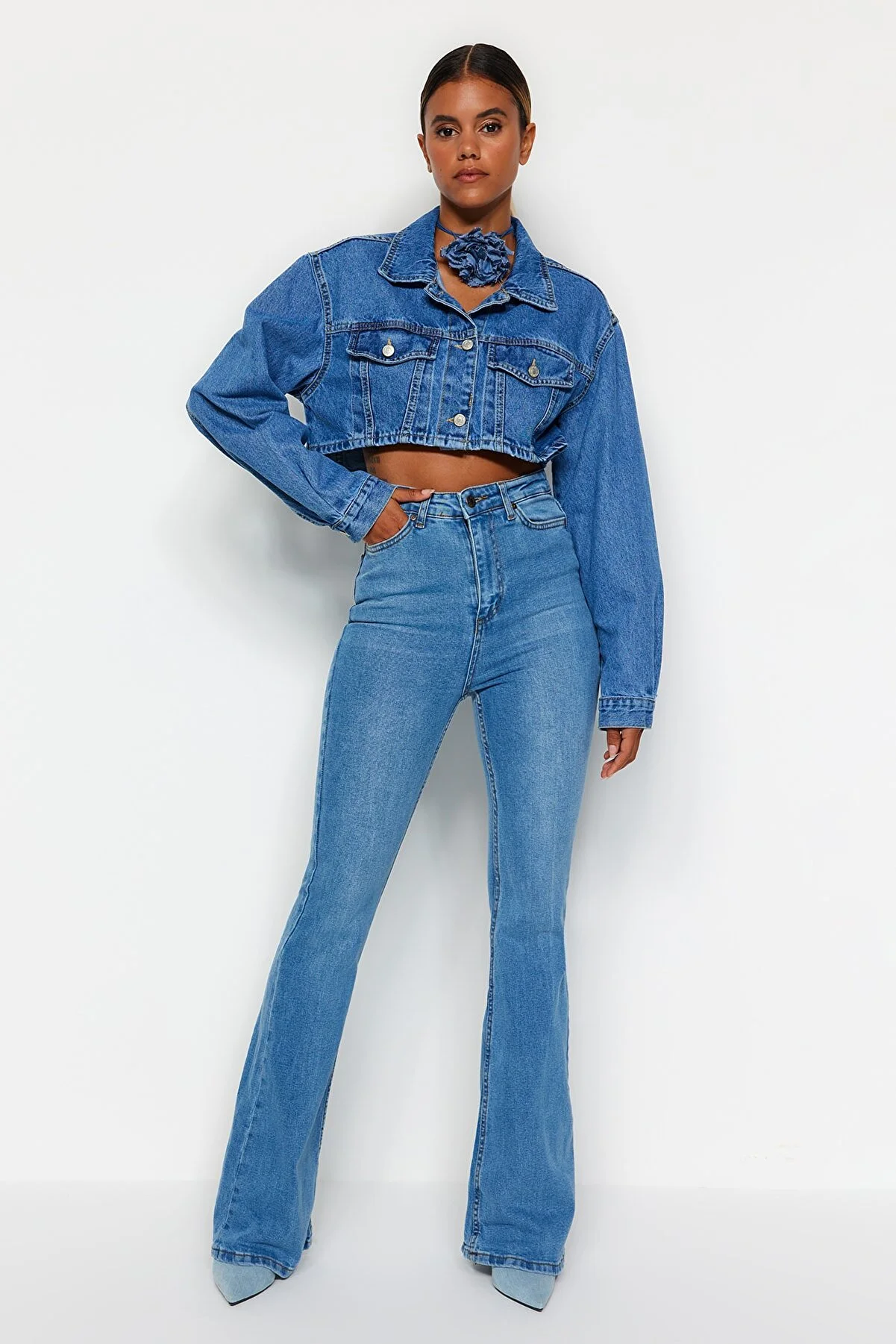 Trendyol Collection  Blaue Schlagjeans mit hoher Taille TWOSS21JE0246