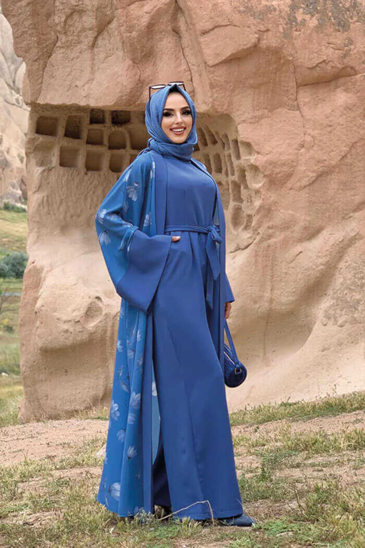Bym Fashion  Gemustertes Abaya-Jumpsuit-Set mit schlichtem Taschendetail, Gürtel und ärmellosen Ärmeln 8312 Indigo