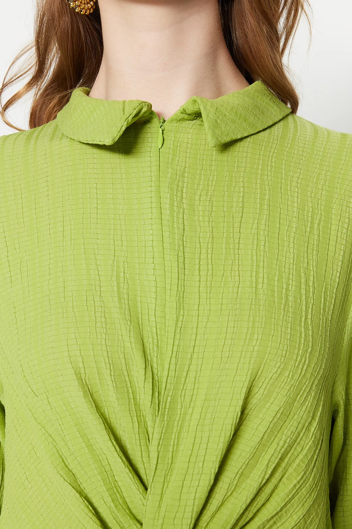 Trendyol Modest  Hellgrünes gewebtes Kleid mit Knoten vorne und Reißverschlussdetails TCTSS23EB00137
