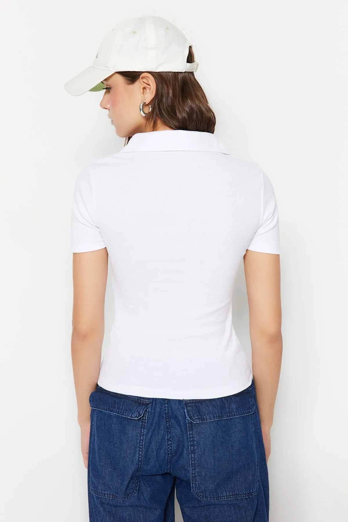 Trendyol Collection  Weiße gerippte, dehnbare Strickbluse mit Reißverschluss und detailliertem Polo-Ausschnitt TWOSS23BZ00496