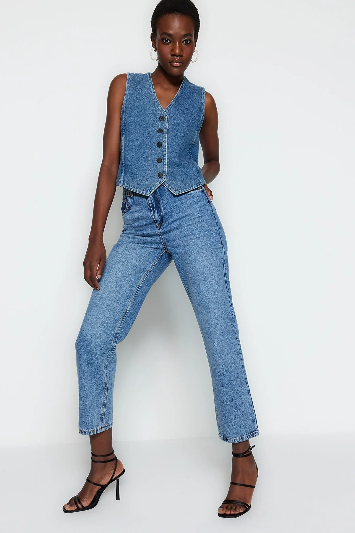 Trendyol Collection  Blaue gerade Jeans mit hoher Taille TWOSS23JE00089
