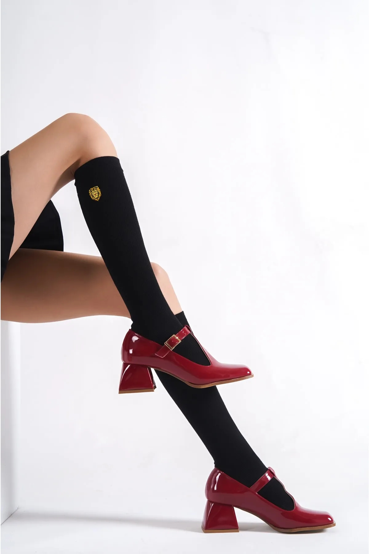Capone Outfitters  Capone Damenschuhe aus Lackleder mit stumpfer Zehenpartie und T-Riemen mit mittelhohem Absatz in Weinrot