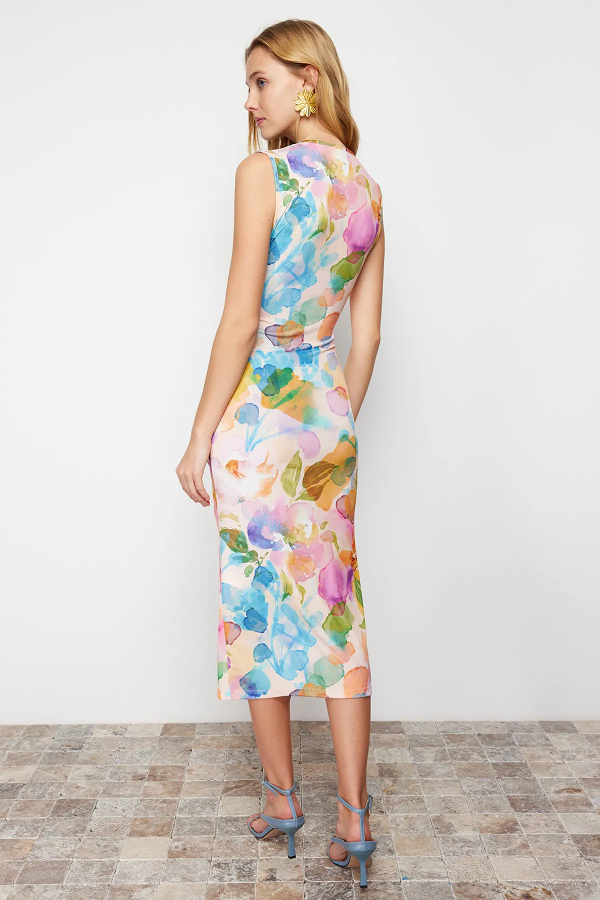 Trendyol Collection  Figurbetontes/figurbetontes Midi-Bleistiftkleid aus Strick mit Blumenmuster und Raffung, flexiblem Detail TWOSS23EL00751
