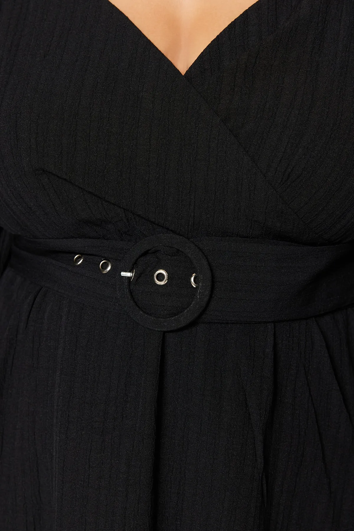 Trendyol Curve  Schwarzes gewebtes Kleid mit zweireihigem Kragen und Gürtel TBBSS23AH00206
