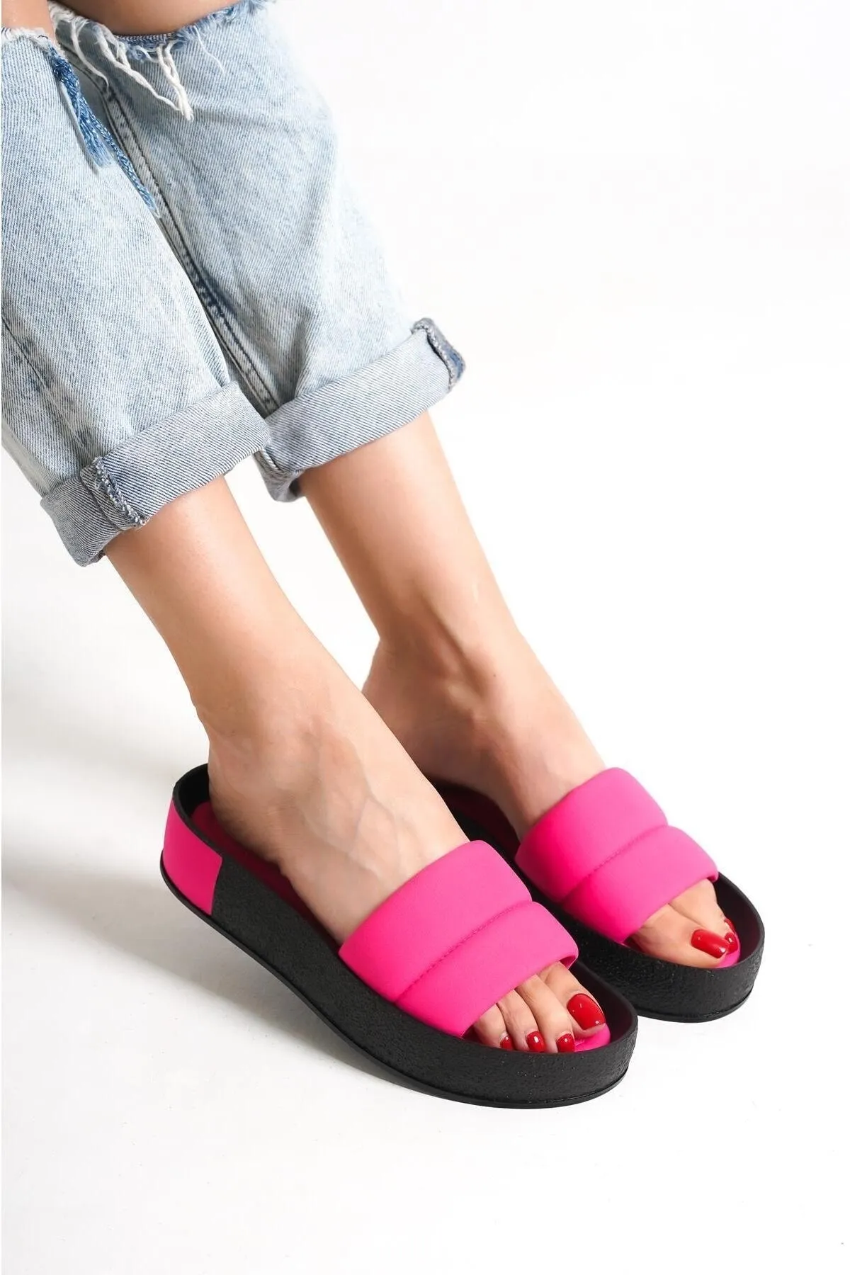 Capone Outfitters  Capone gesteppte, gebänderte, farbenfrohe, detaillierte Damenhausschuhe mit Keilabsatz aus mattem Satin und Fuchsia