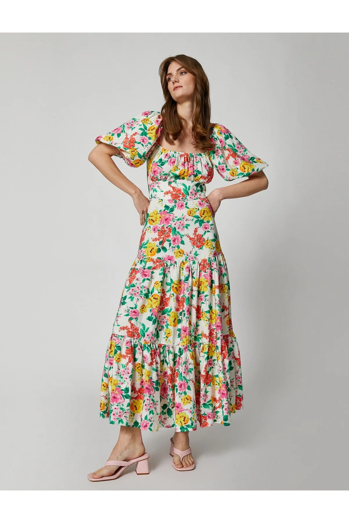 Koton  Langes Damenkleid mit quadratischem Kragen, Ballonärmeln und Blumenmuster 3sak80257ew