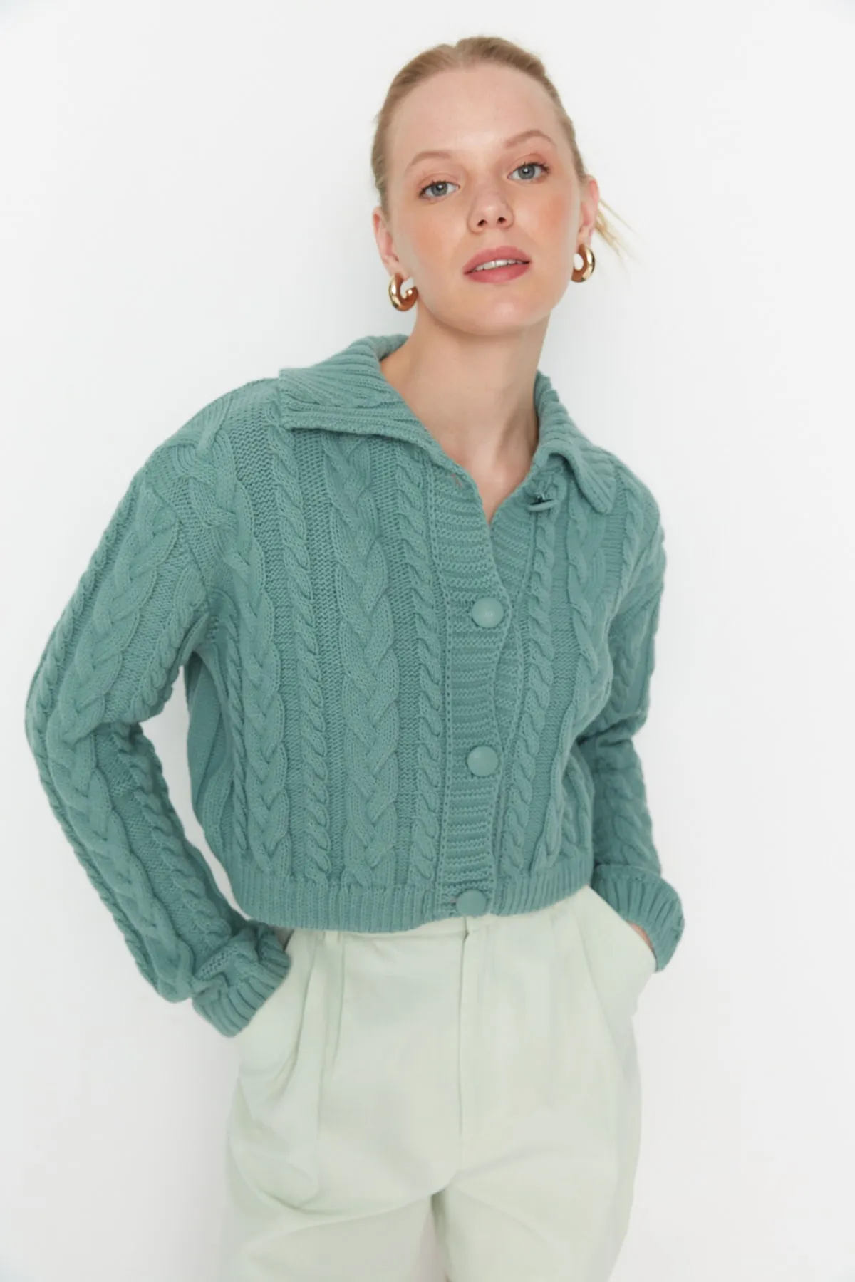Trendyol Collection  Mintgrüner, kurz geschnittener Strick-Cardigan mit Polokragen und Knopfdetail