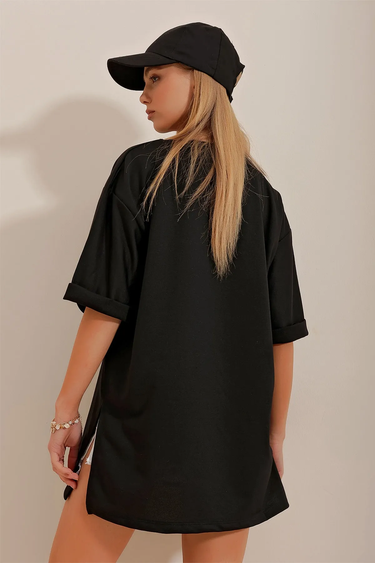 Trend Alaçatı Stili  Schwarzes Damen-T-Shirt mit Rundhalsausschnitt, doppelten Ärmeln, zwei Fäden und Seitenschlitzen in Übergröße ALC-X7871