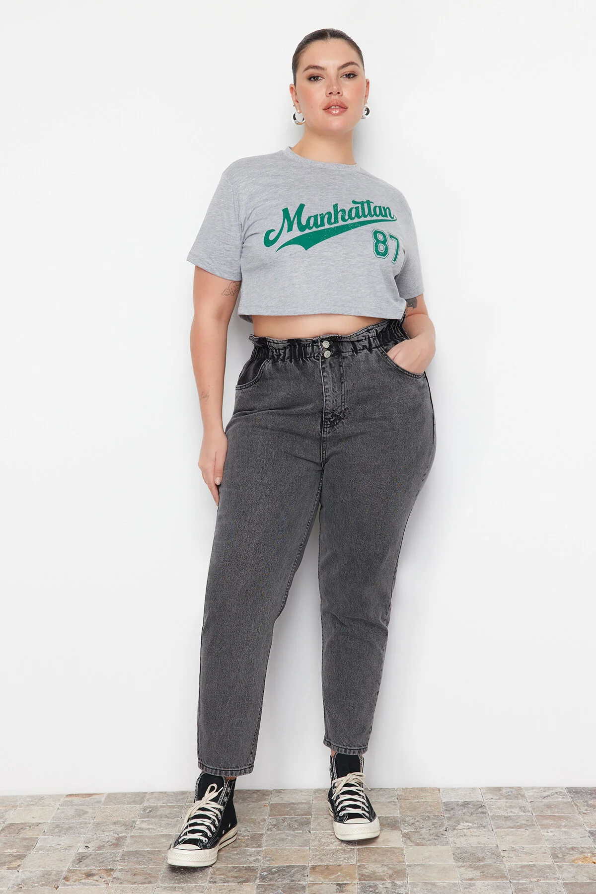 Trendyol Curve  Graue Mom-Jeans mit hoher Taille und elastischem Bund TBBAW23JE00002