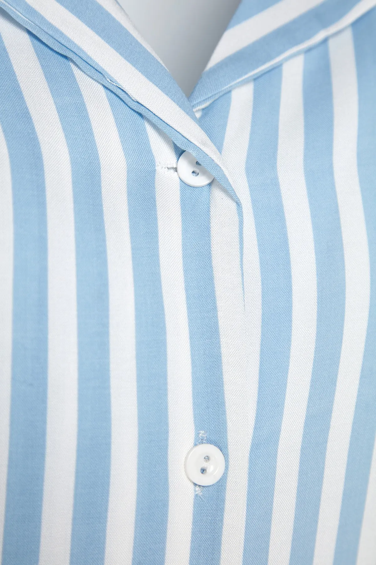 Trendyol Collection  Blau gestreiftes Viskose-Hemd-Shorts-Pyjama-Set mit weitem Schnitt THMSS21PT0179