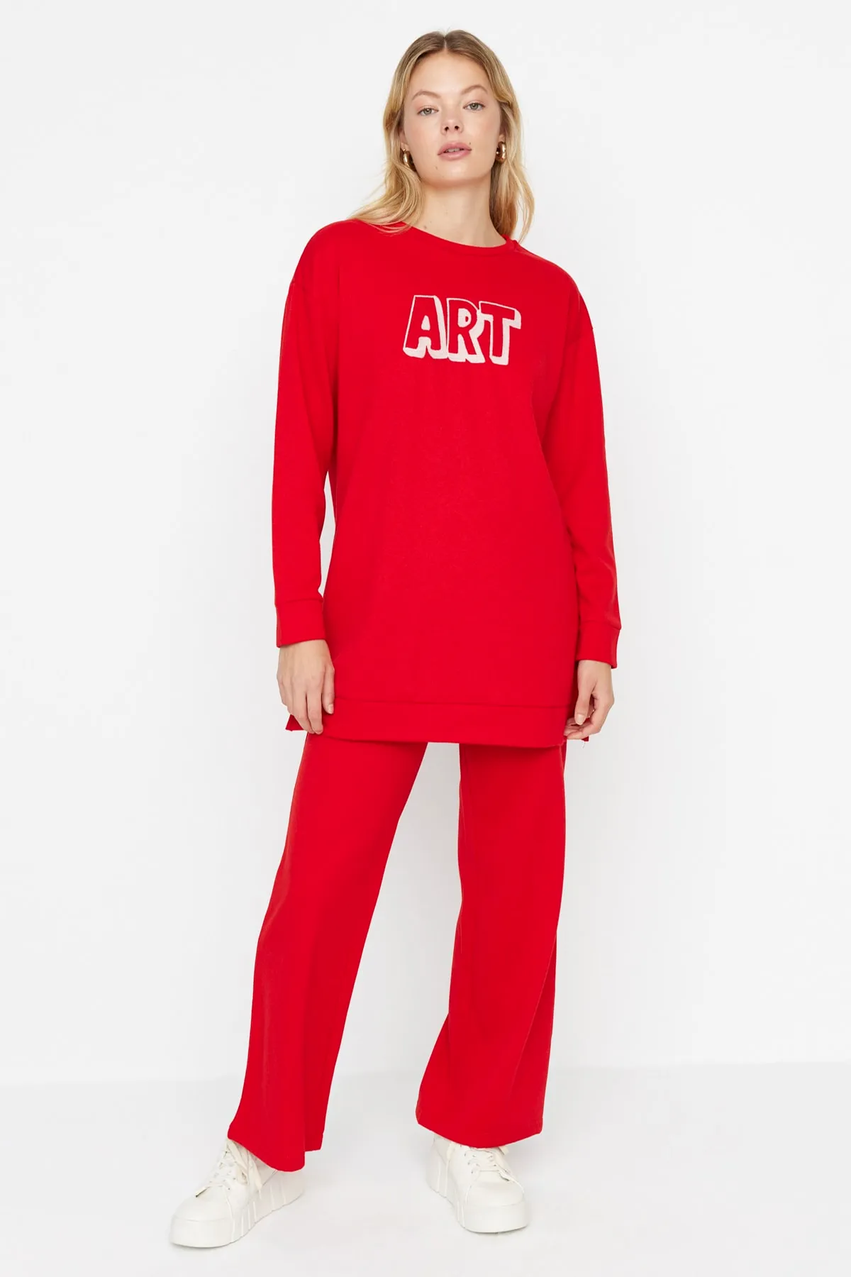 Trendyol Modest  Roter, weicher gestrickter Trainingsanzug mit Slogan-Aufdruck TCTAW23EN00061