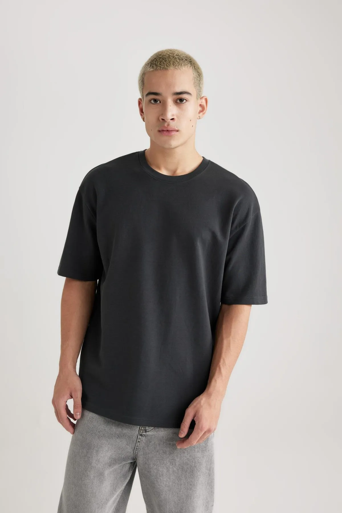 DeFacto  Kurzarm-Basic-T-Shirt aus schwerem Stoff mit Rundhalsausschnitt in Oversize-Passform X3926az24sp