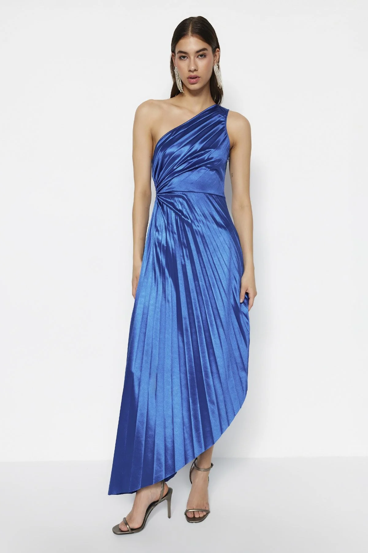 Trendyol Collection  Saks Asymmetrisches, gestricktes, plissiertes, elegantes Abendkleid aus Satin TPRSS23EL00557