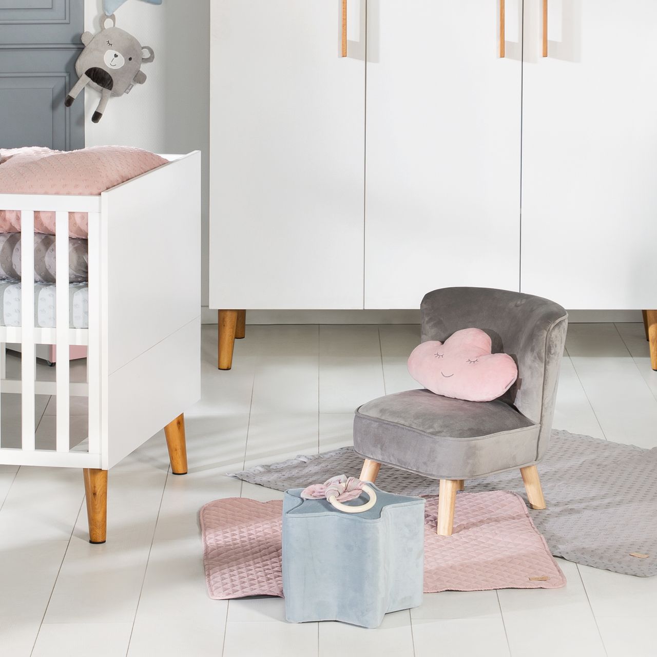 Roba Kindersessel „Lil Sofa“, bequemer Sessel mit stabilen Holzfüßen und grauem Samtstoff