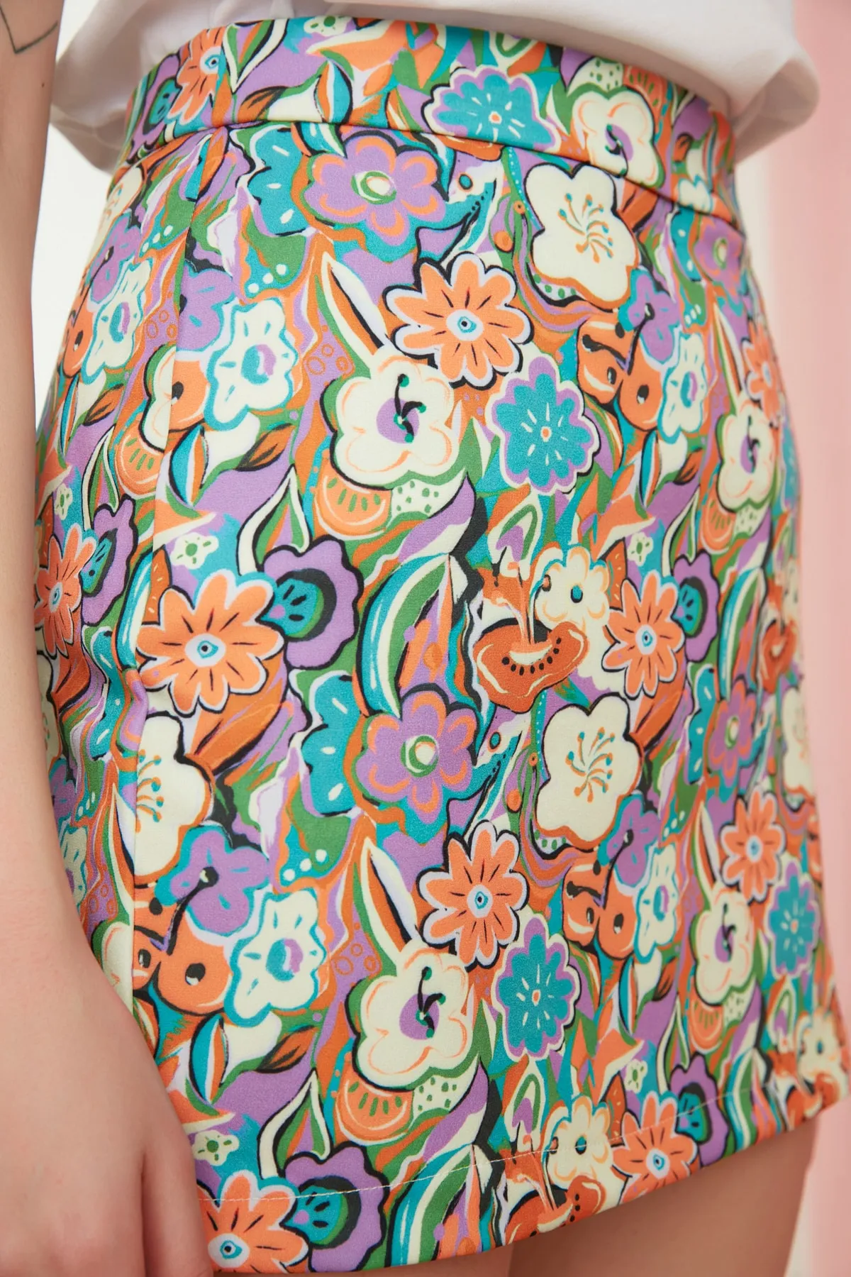 Trendyol Collection  Mehrfarbiger, gewebter Rock in Minilänge mit Blumenmuster TWOSS22ET0326