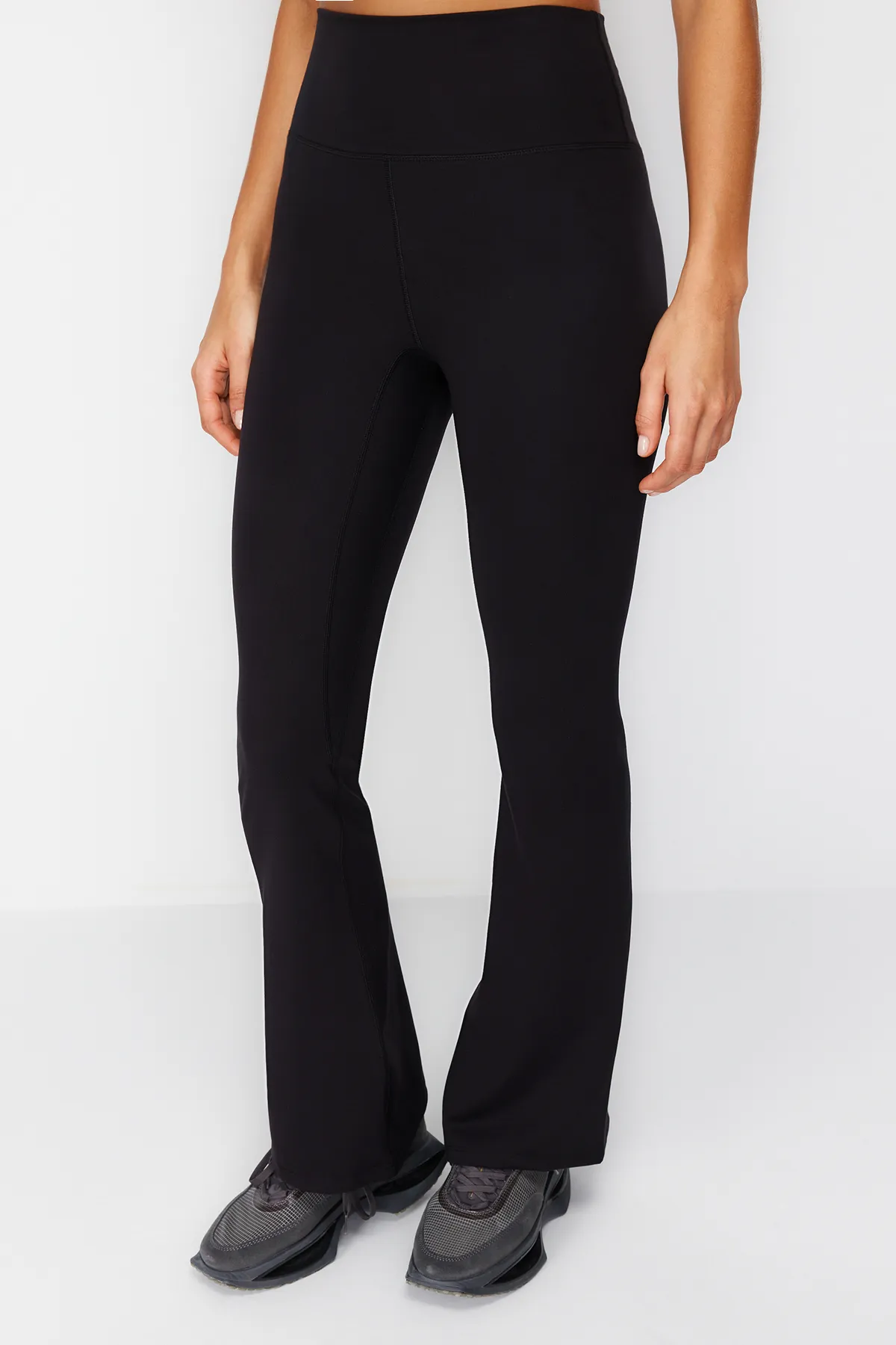 Trendyol Collection  Schwarze, gebürstete, weiche Yoga-Sportleggings mit spanischem Bein und gestricktem Stoff THMSS24TY00019