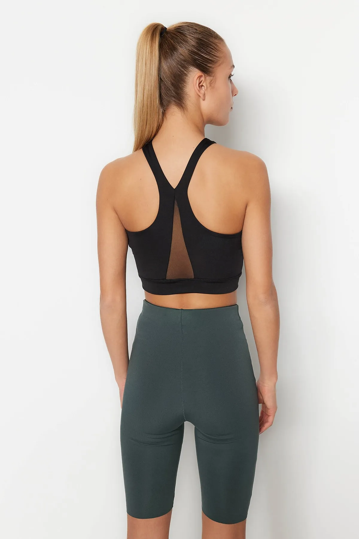 Trendyol Collection  Schwarzer, formgebender, gestrickter Sport-BH mit Tüll und Details THMSS23SS00023