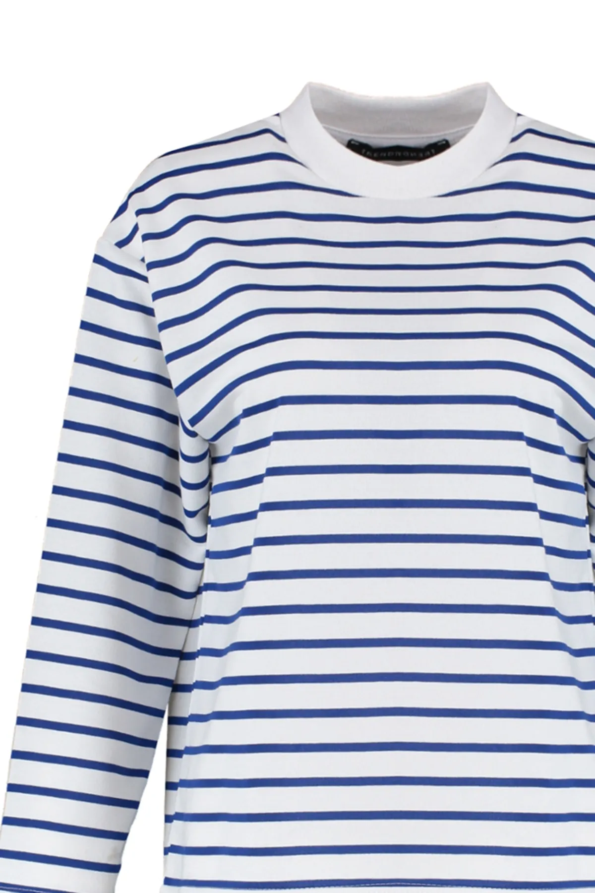 Trendyol Collection  Weiß gestreiftes Oversize/Weit geschnittenes Rundhals-Sweatshirt aus dünnem Strick TWOAW23SW00326
