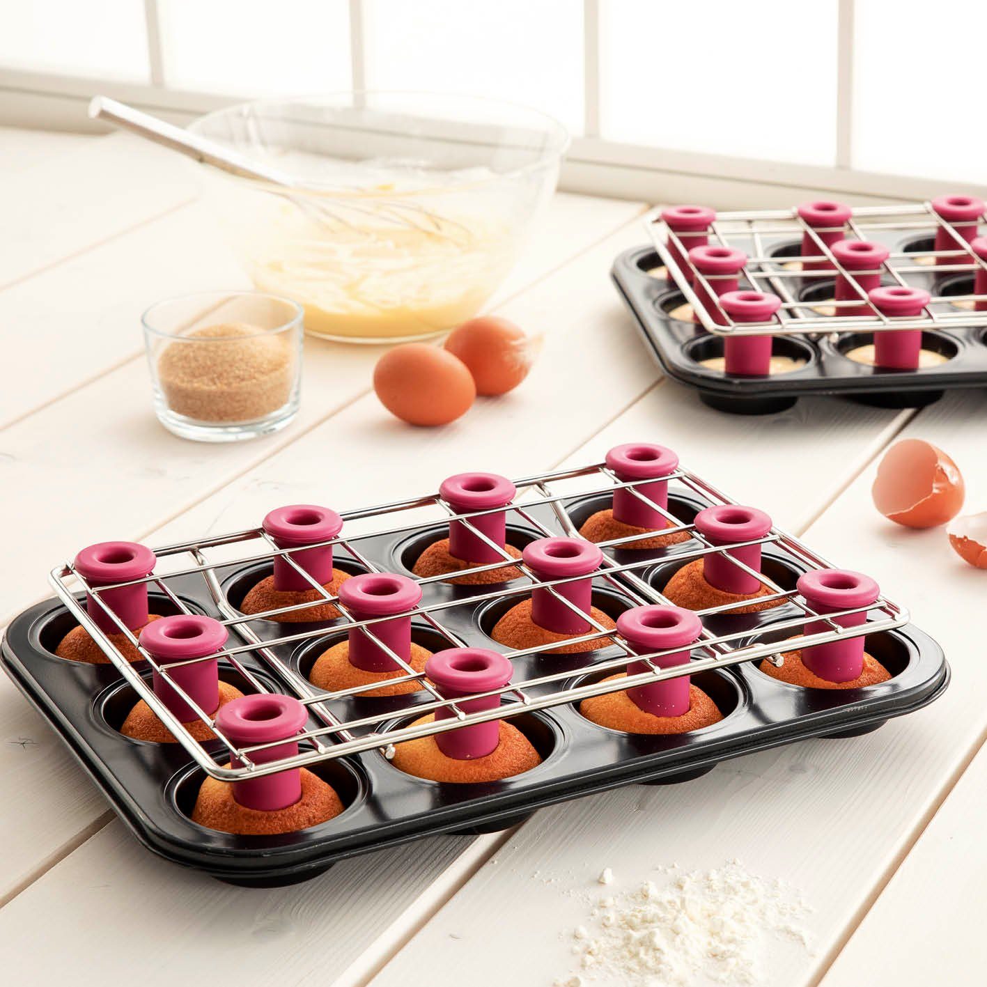 CUCAP Backblech für Muffins & Cupcakes 2-tlg. mit Zentrierhilfe, (HINWEIS: Set beinhaltet keine Backförmchen für Füllungen), Cupcakes & Muffins noch einfacher backen!