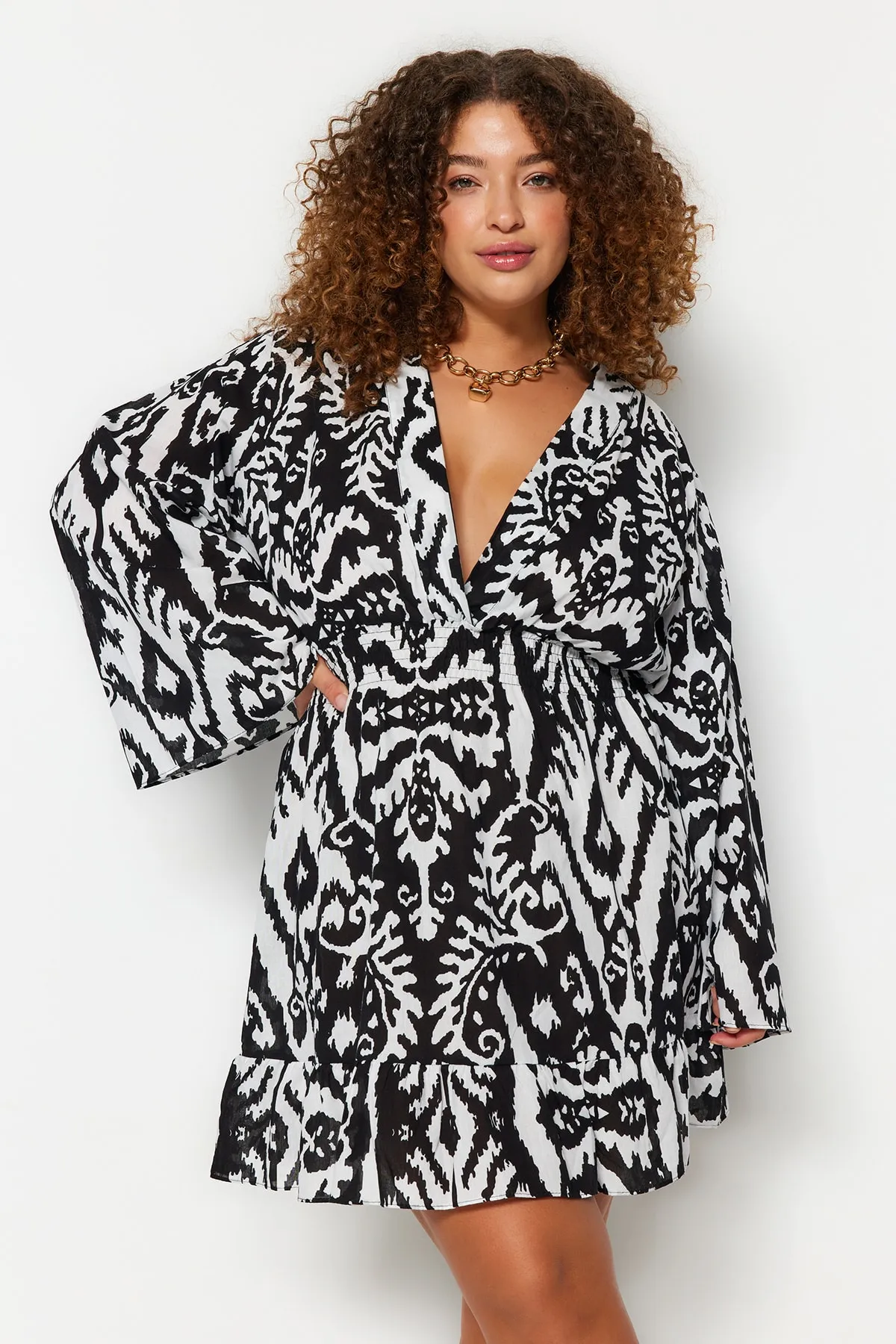 Trendyol Curve  Schwarzes ethnisches Skater-Mini-Strandkleid in Übergröße TBBSS23AH00114
