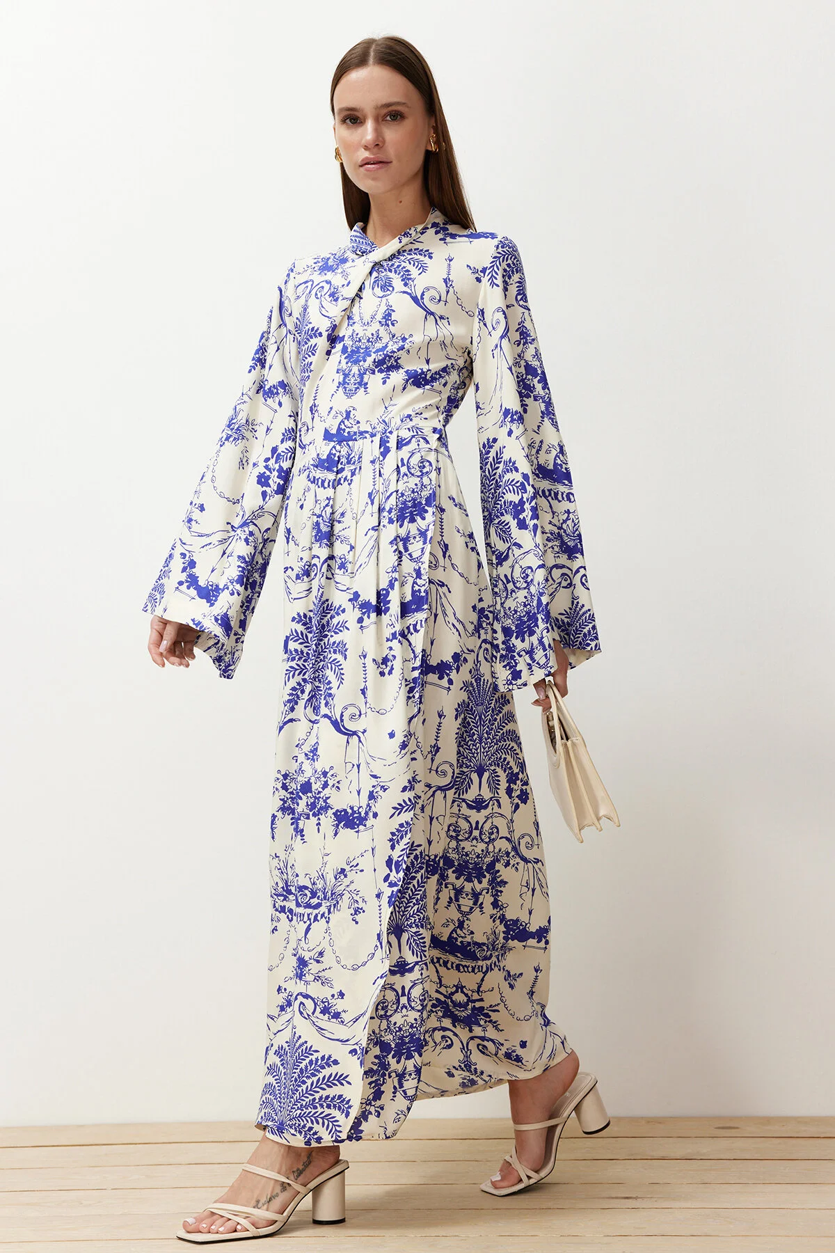 Trendyol Modest  Marineblaues Kleid aus Viskosegewebe mit weiten Ärmeln und gemustertem Kragen TCTSS23EB00234