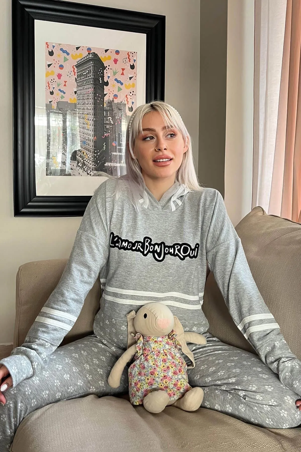 Pijamaevi  Graues, weiches Strick-Pyjama-Set mit Bonjour-Street-Muster