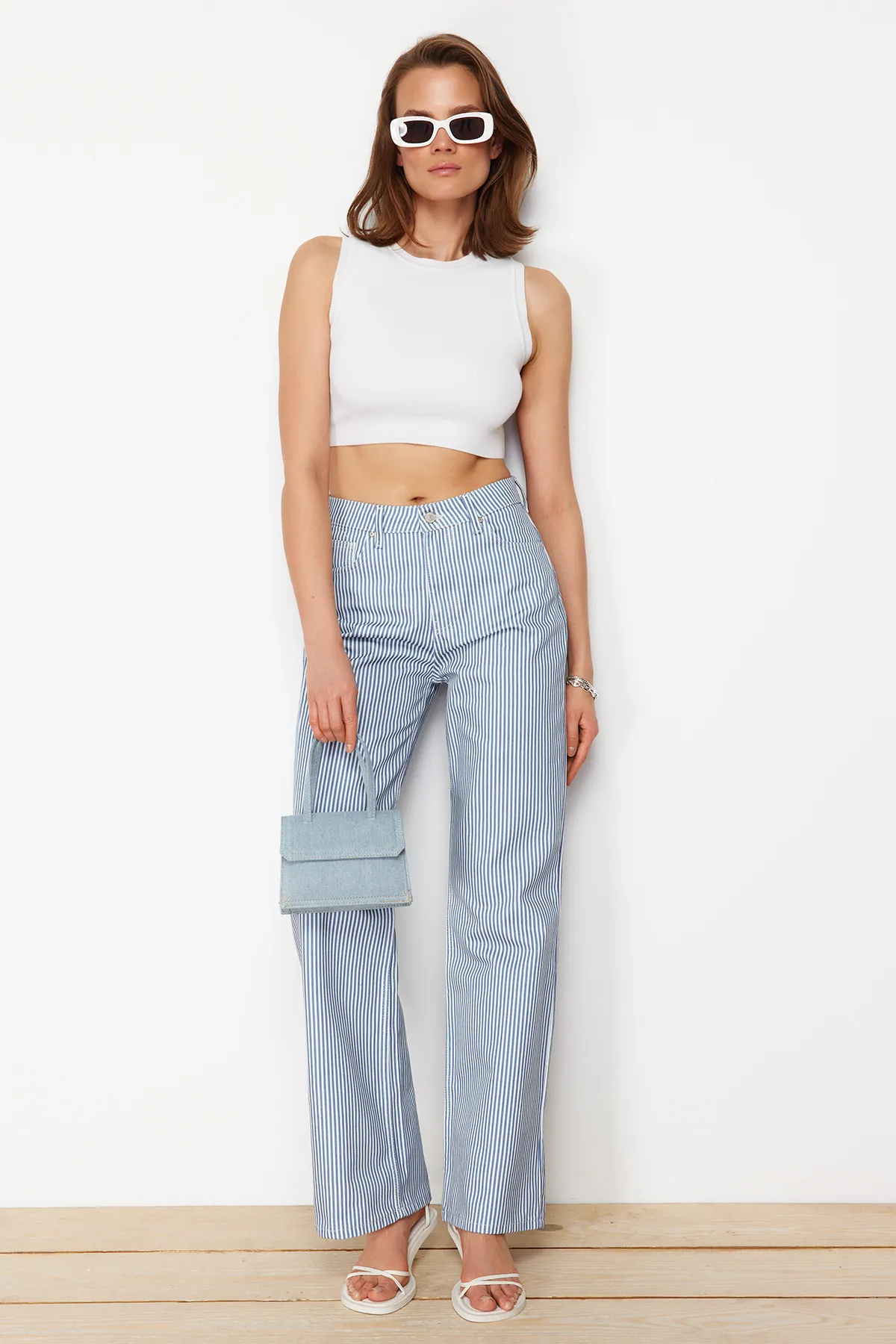 Trendyol Collection  Blau gestreifte Jeans mit hoher Taille und extra weitem Bein TWOSS24JE00256