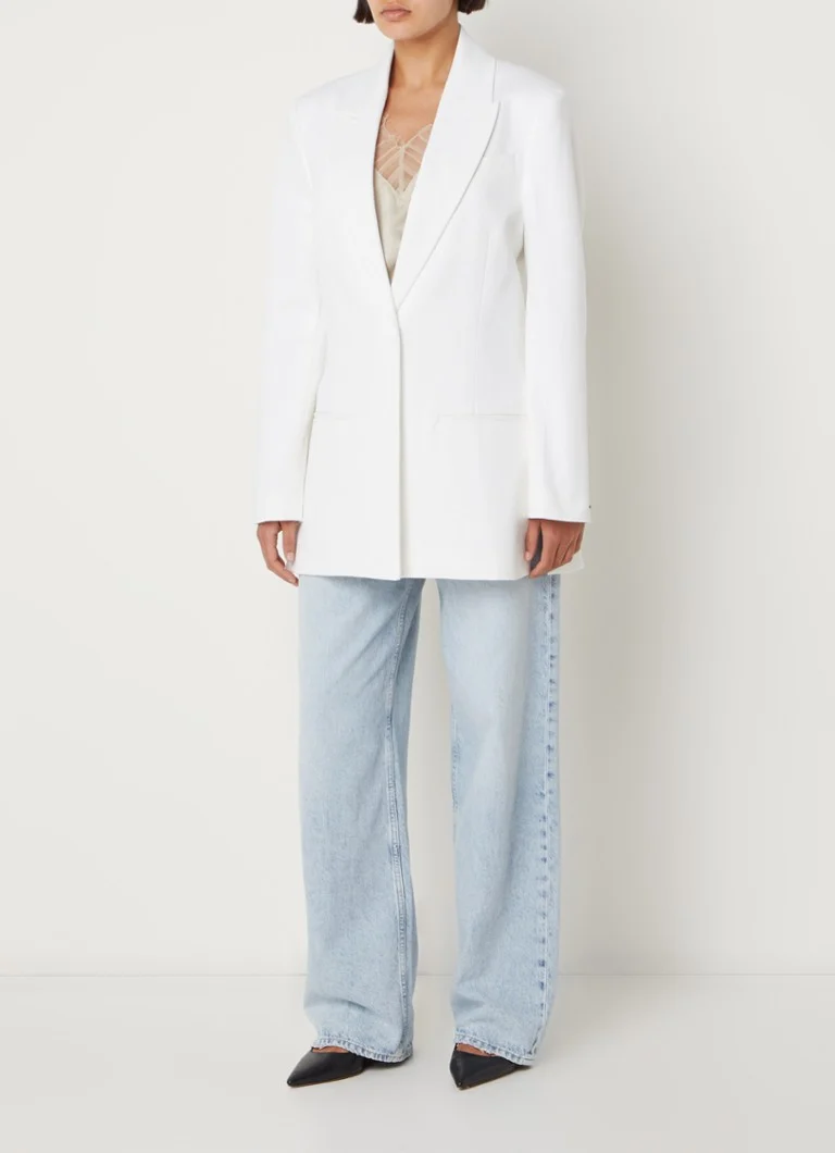 Sacou Calvin Klein cu umeri și buzunare cu refileți.