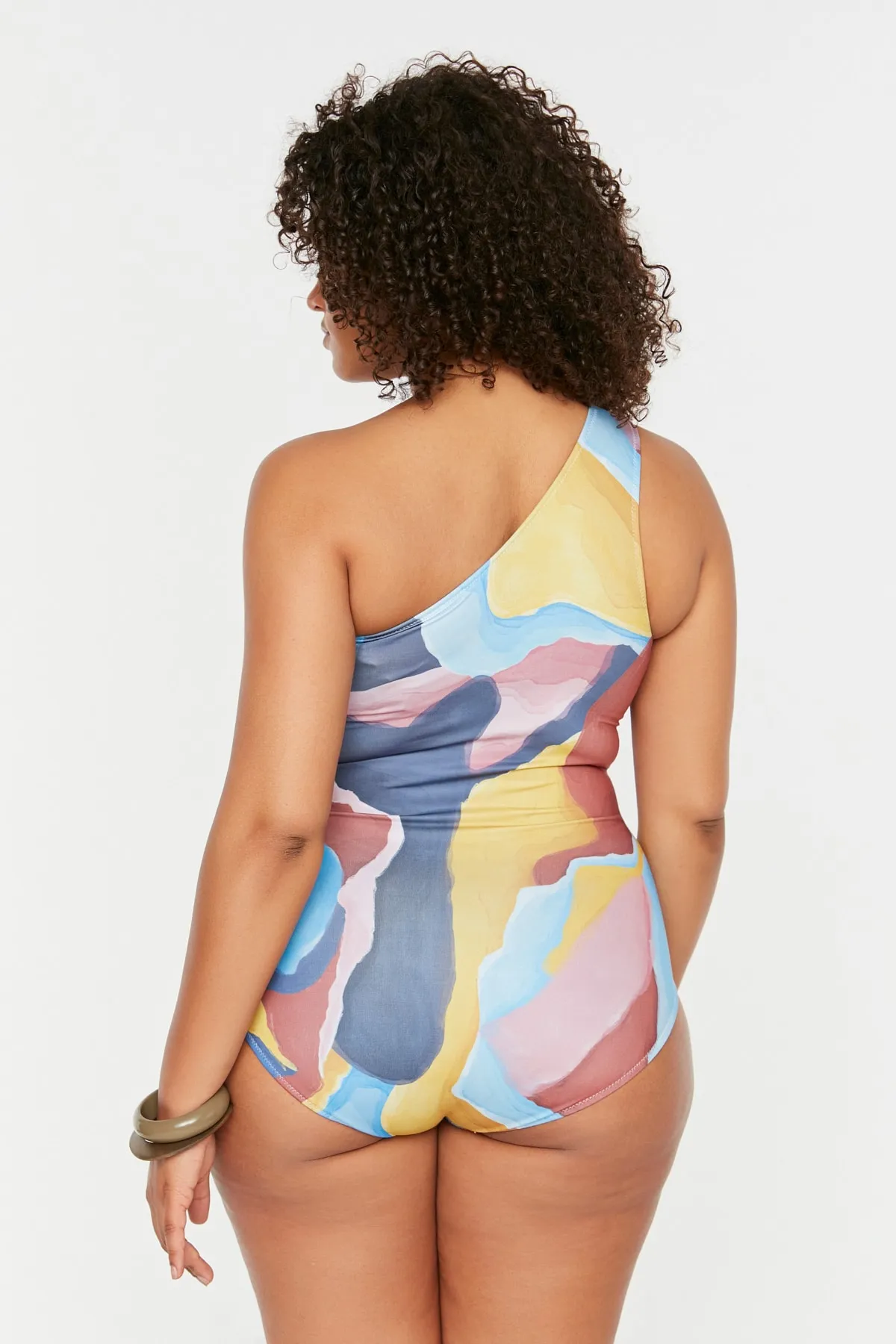 Trendyol Curve  Mehrfarbiger One-Shoulder-Badeanzug mit Aquarelleffekt TBSSS22MA0315