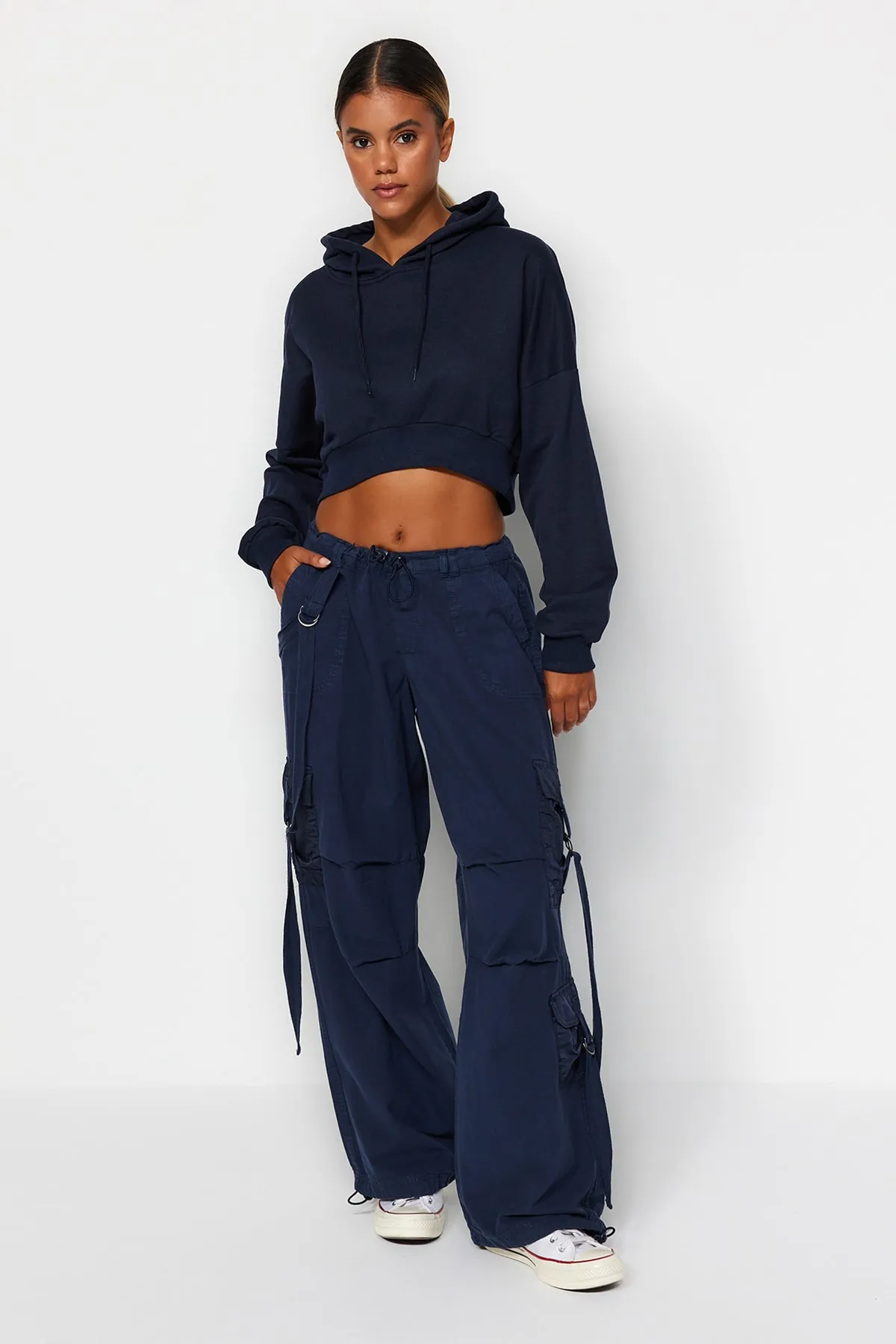 Trendyol Collection  Marineblaue Cargo-Taschen-Jogging-Jeans mit normaler Taille TWOAW24JE00216