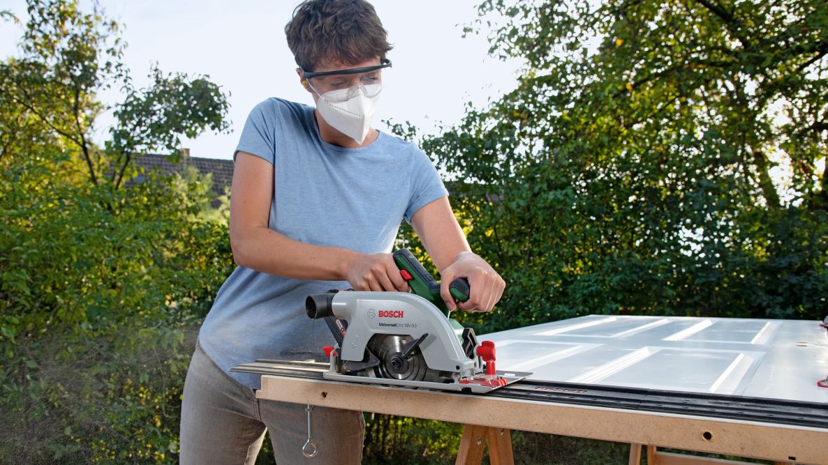 Bosch Green 06033B1402 UniversalCirc 18V-53 Akku-Kreissäge mit 1x 2,5 Ah Akku und Ladegerät AL 18V-20 im Karton