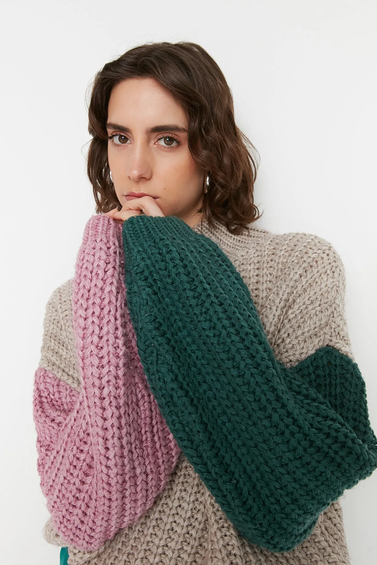 Trendyol Collection  Stone Wide Fit Weich strukturierter Strickpullover mit Farbblockdesign TWOAW21KZ0271