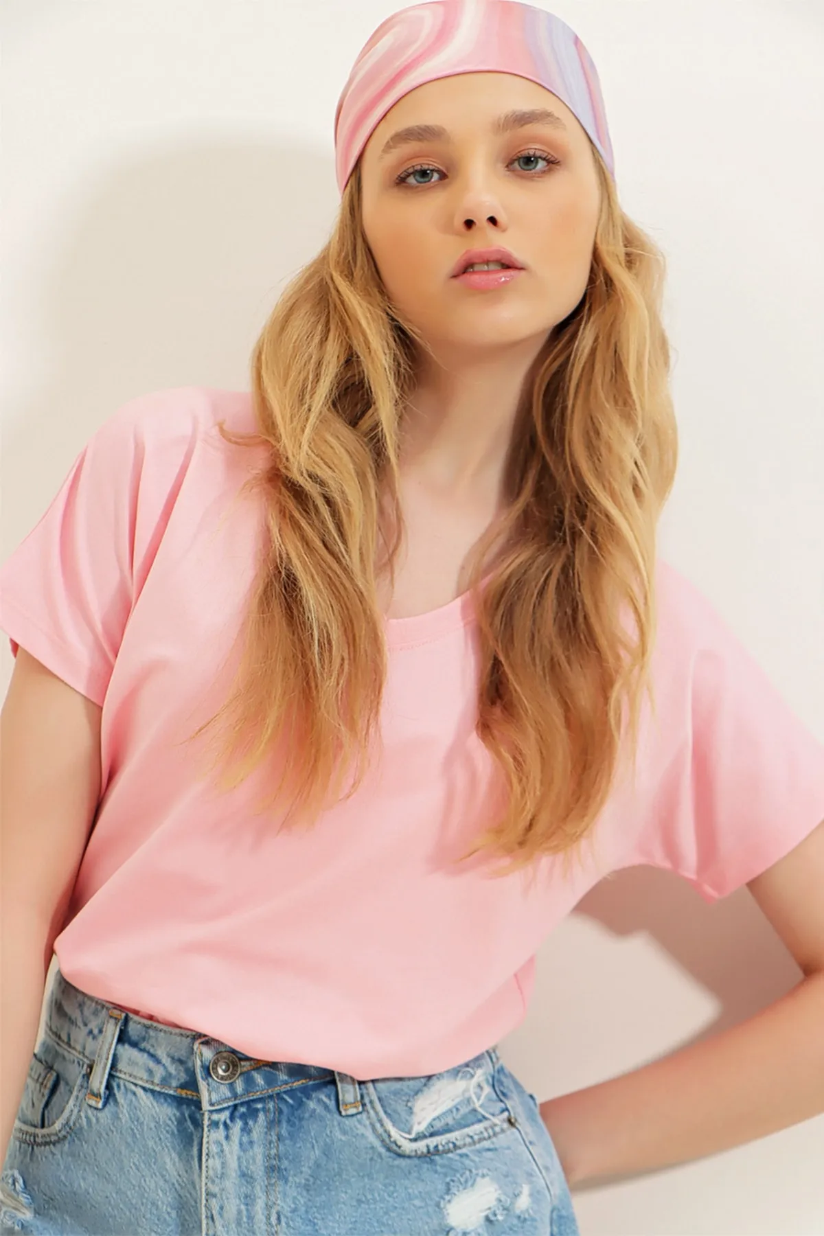 Trend Alaçatı Stili  Damen-Puder-Basic-T-Shirt mit V-Ausschnitt ALC-1045-A