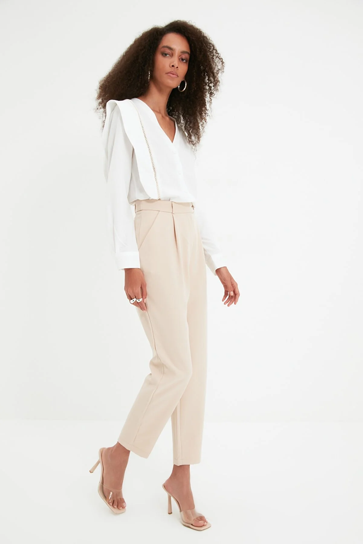Trendyol Collection  Beigefarbene gewebte Zigarettenhose TWOAW22PL0363