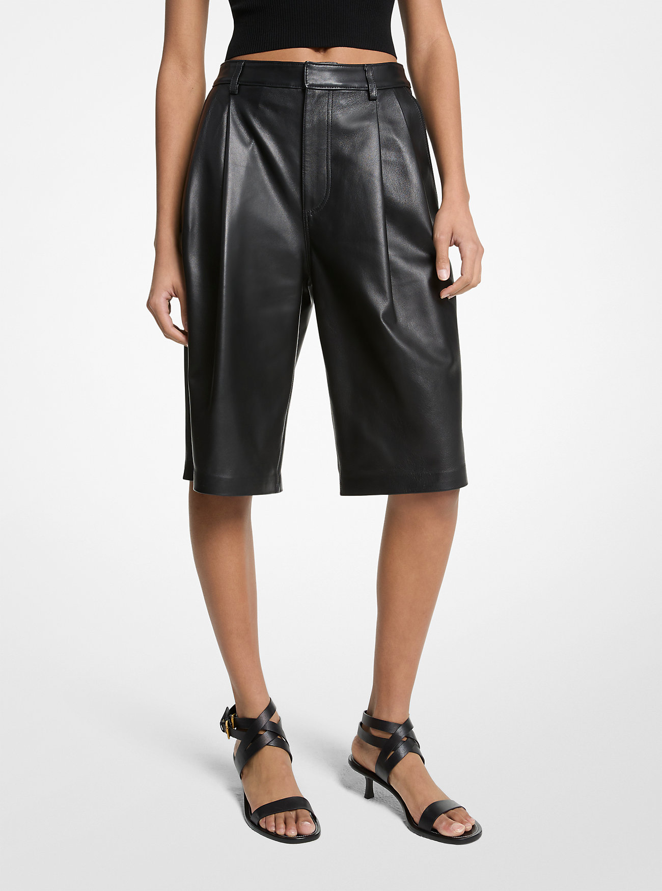 Crop-skjorte i skinn, plissert bermudashorts i skinn, Romee-veske, kordfløyelsmykke, flekkete kordfløyelsmykke, Irene Kitten-sandal Monte Carlo-solbriller - SVART