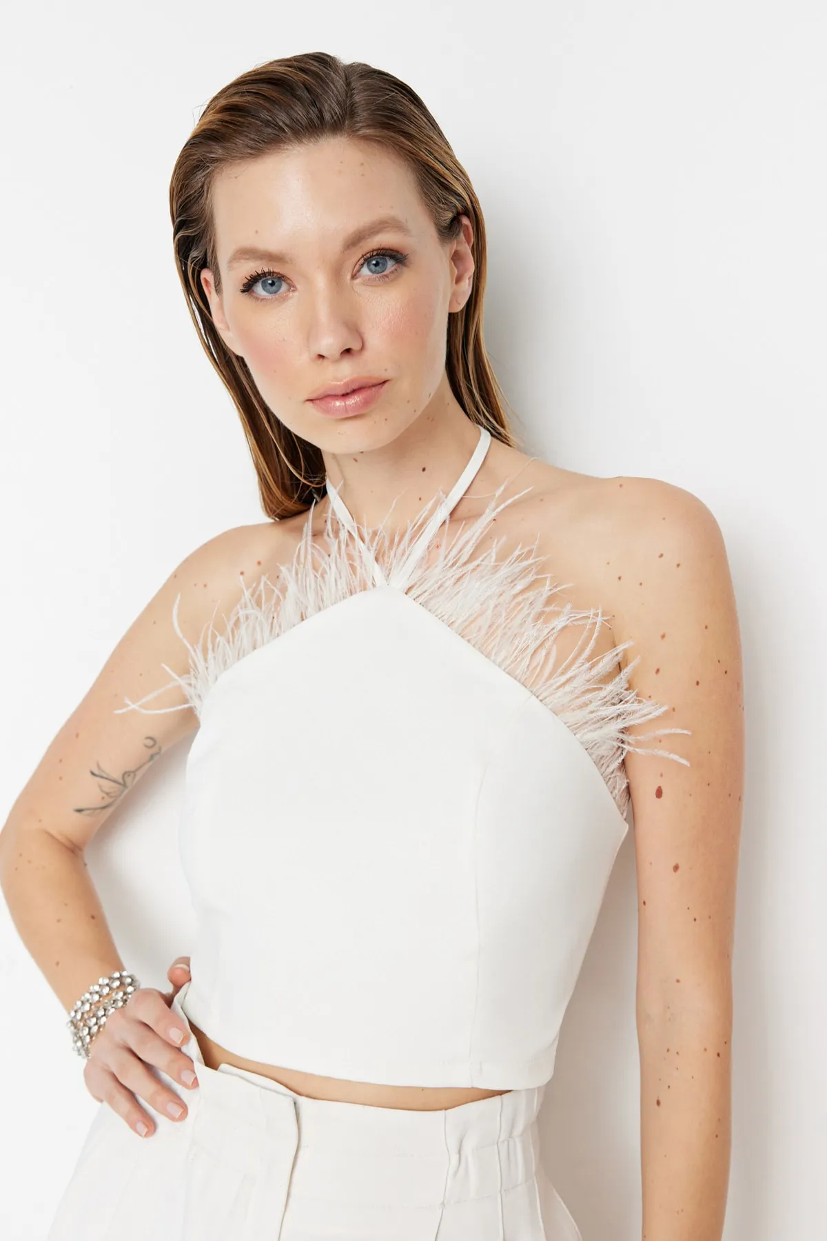 Trendyol Collection  Ecrufarbenes, bauchfreies, gefüttertes Braut-Bustier mit Webbesatz TPRSS23BS00017