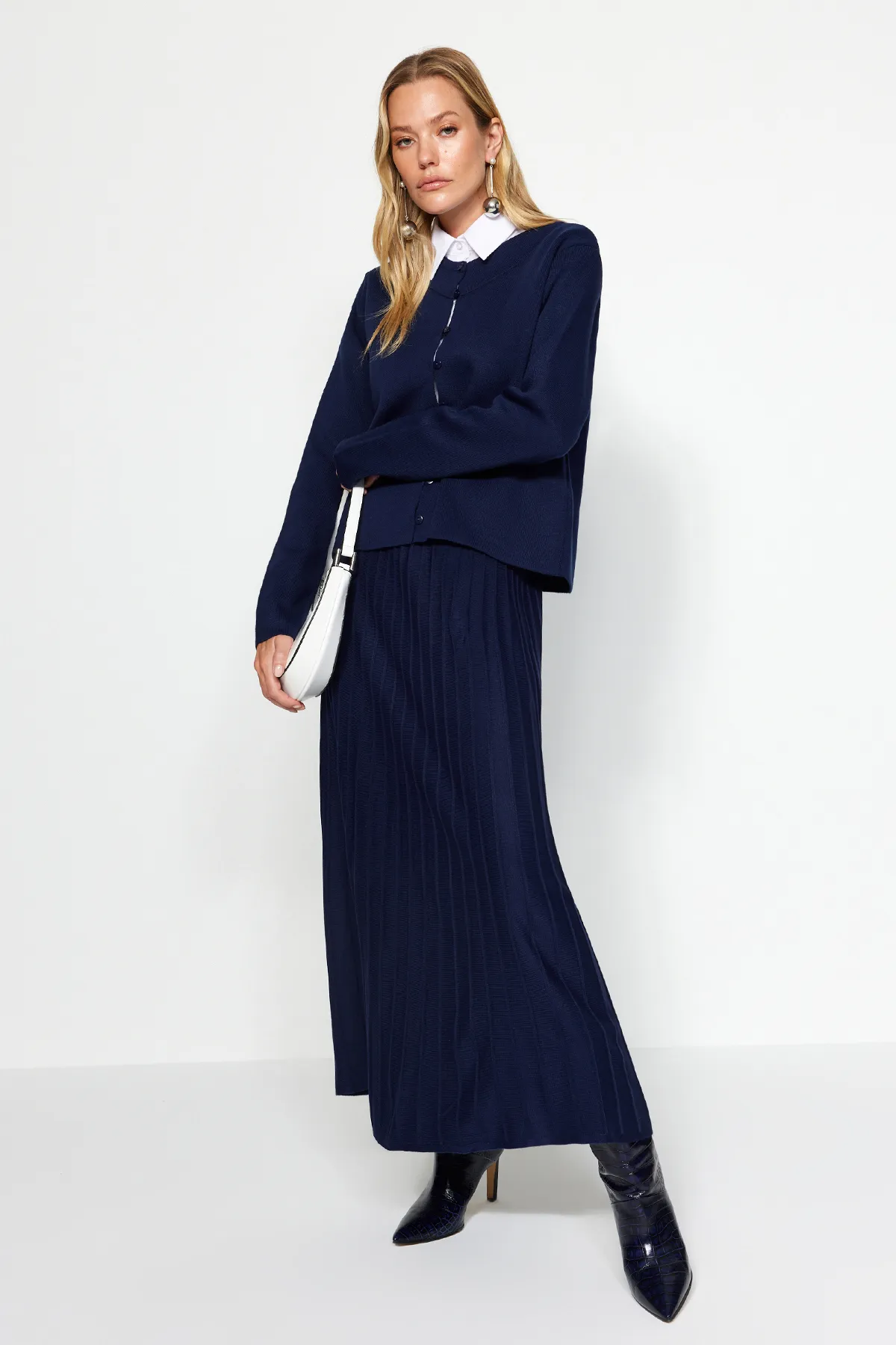 Trendyol Modest  Marineblaues Strickoberteil- und -unterteil-Set mit geknöpftem Cardigan-Rock TCTAW24US00043