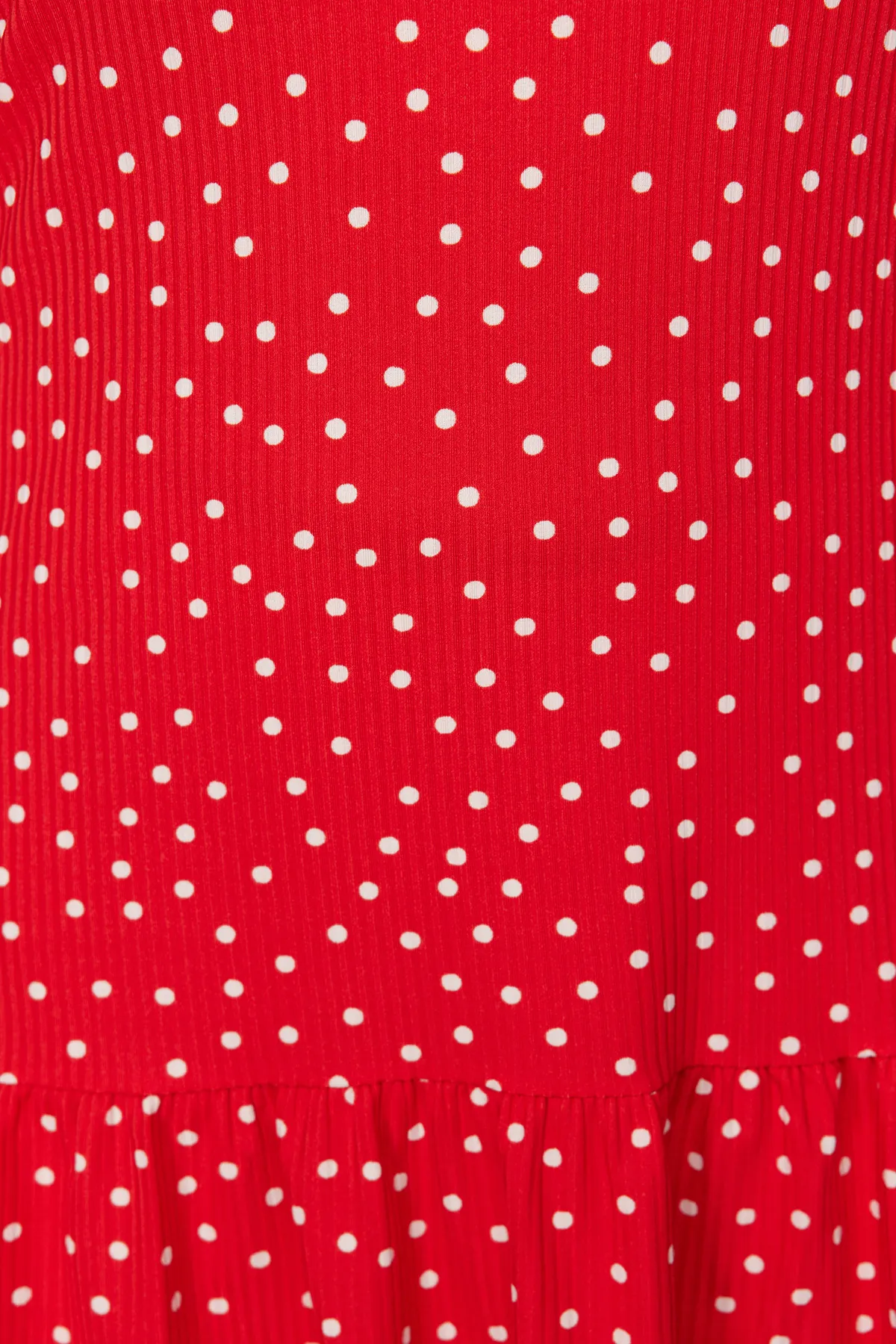 Trendyol Curve  Rotes, gepunktetes, ärmelloses, gerades Mini-Stretch-Strickkleid mit Volants und Volants TBSSS24AH00131