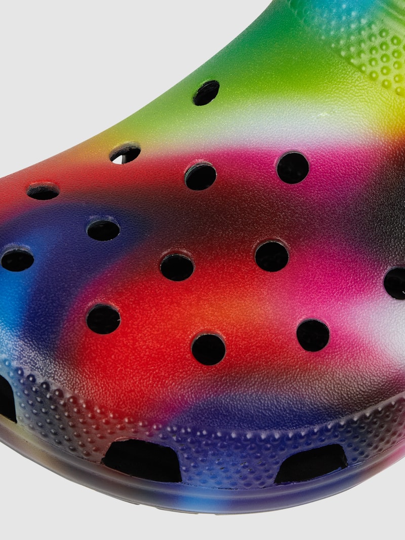 Clogs mit Luftlöchern in schwarz