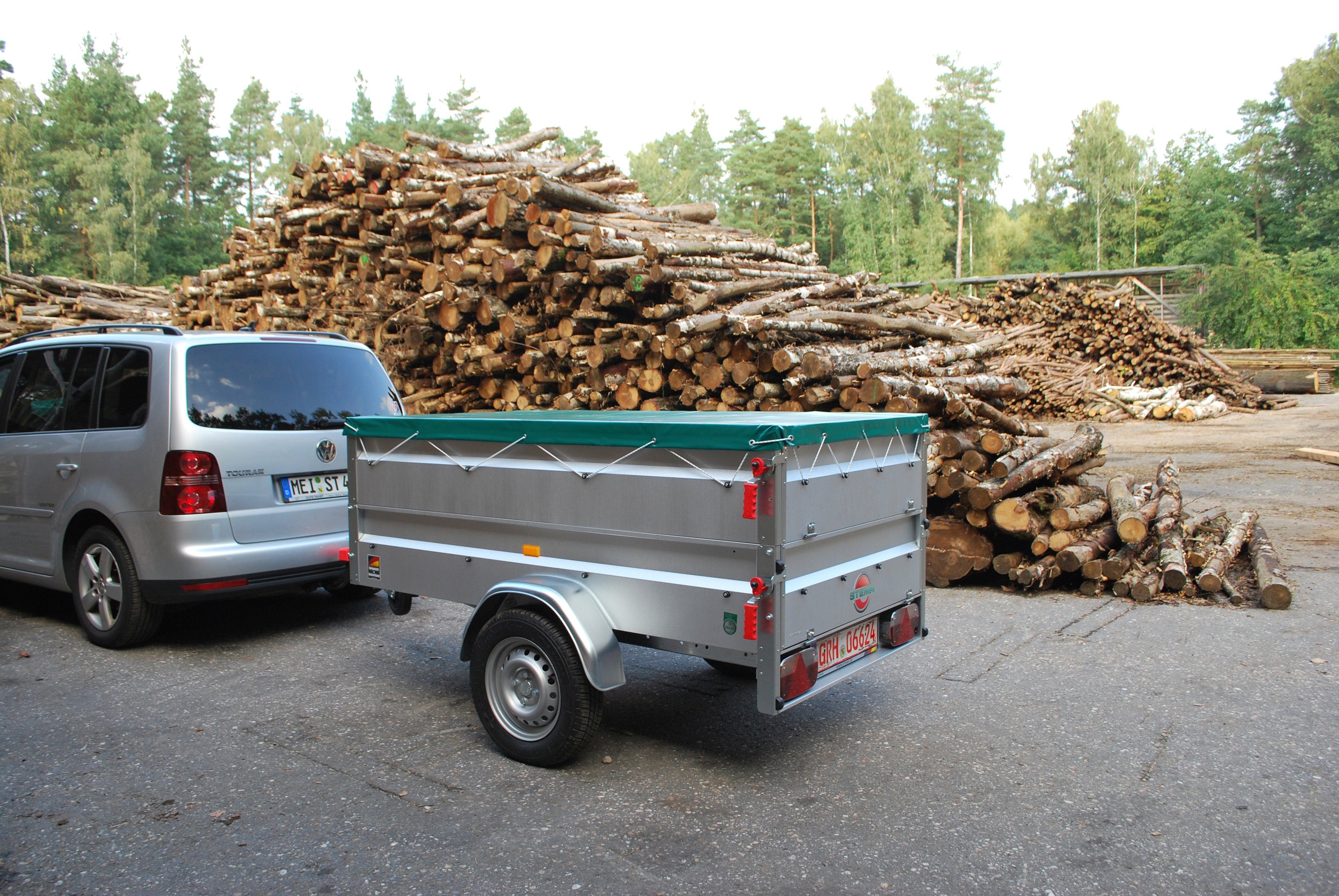 STEMA PKW-Anhänger BASIC 850, max. 650 kg, inkl. Bordwandaufsatz und Flachplane
